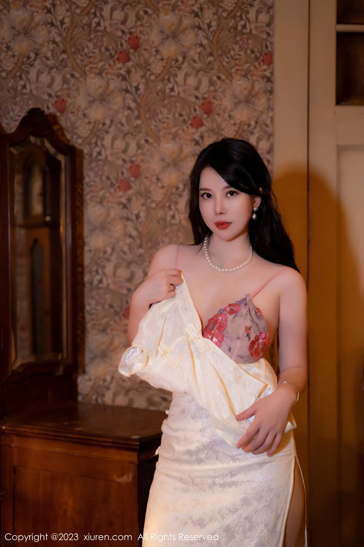 [[XiuRen秀人网]秀人网]No.6123_模特白茹雪脱性感白色旗袍露花色轻透内衣秀丰满身材诱惑写真60P