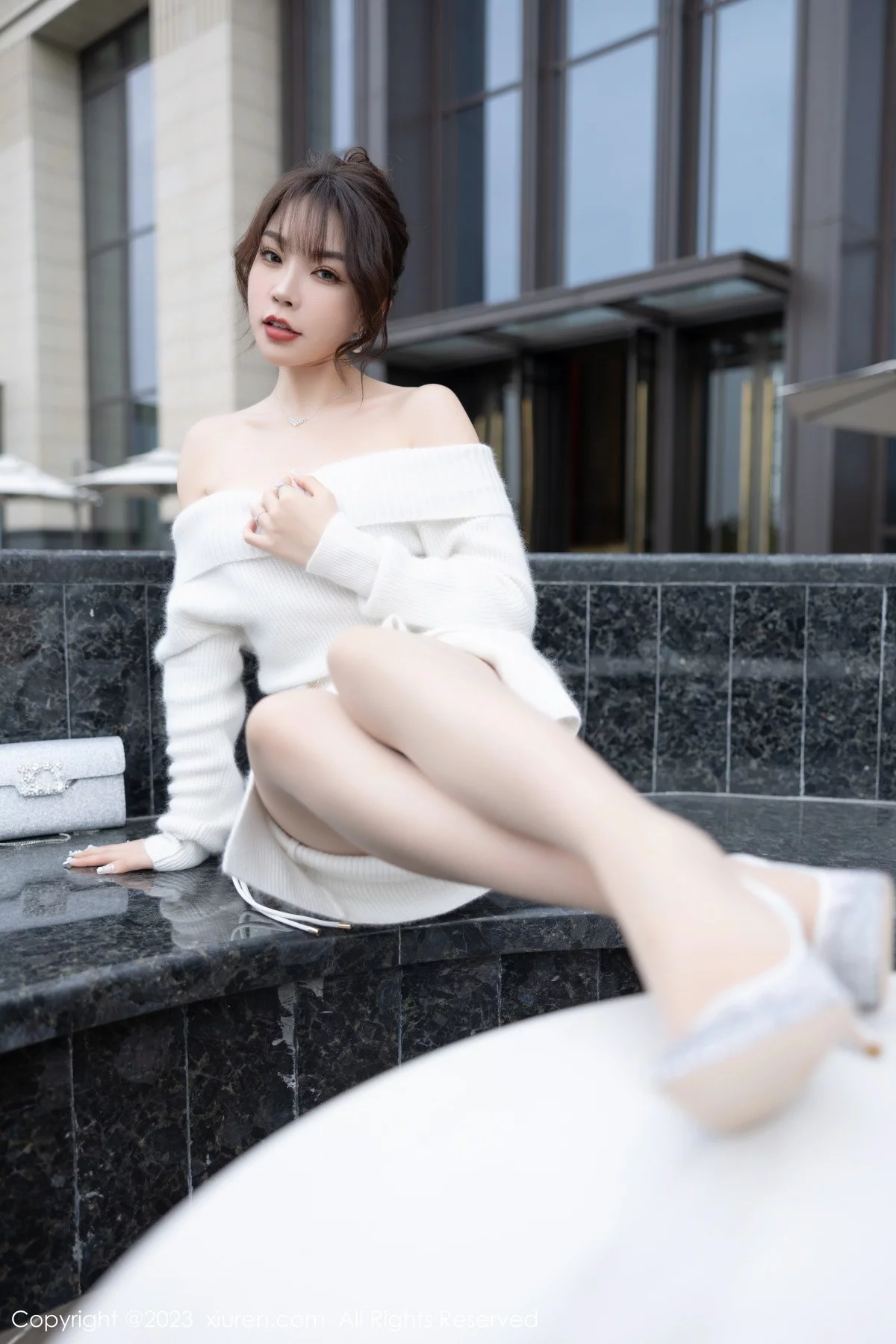 [[XiuRen秀人网]秀人网]No.6132_女神徐莉芝Booty脱露肩连衣长裙露性感白色蕾丝内衣诱惑写真83P