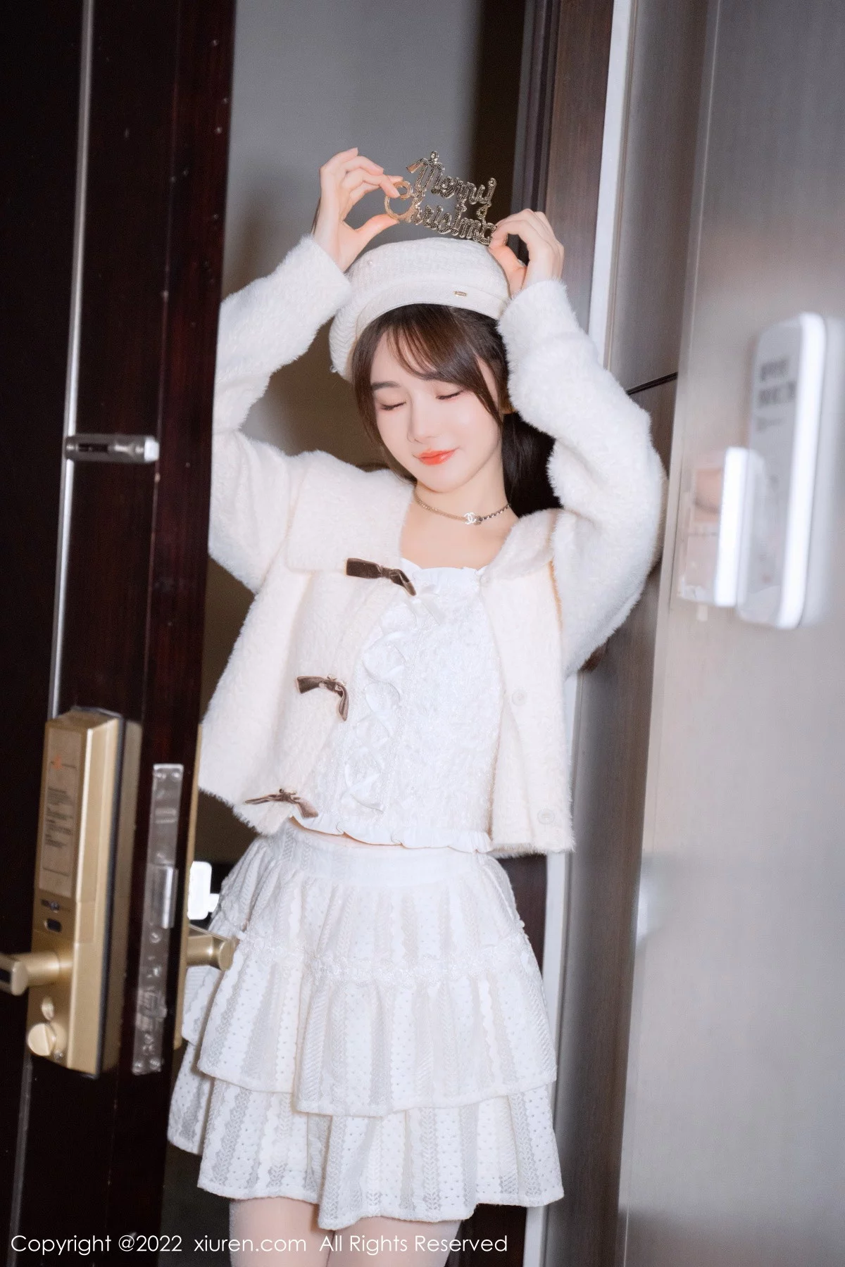 [[XiuRen秀人网]秀人网]No.6025_模特婠婠么性感白色毛线上衣配白短裙秀曼妙身姿完美诱惑写真68P