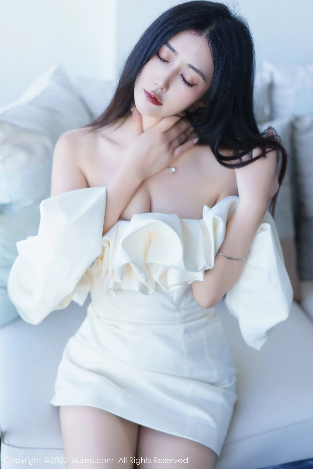 [[XiuRen秀人网]秀人网]No.6032_模特Laura阿姣性感白色露肩连衣短裙秀曼妙身姿甜美迷人写真92P