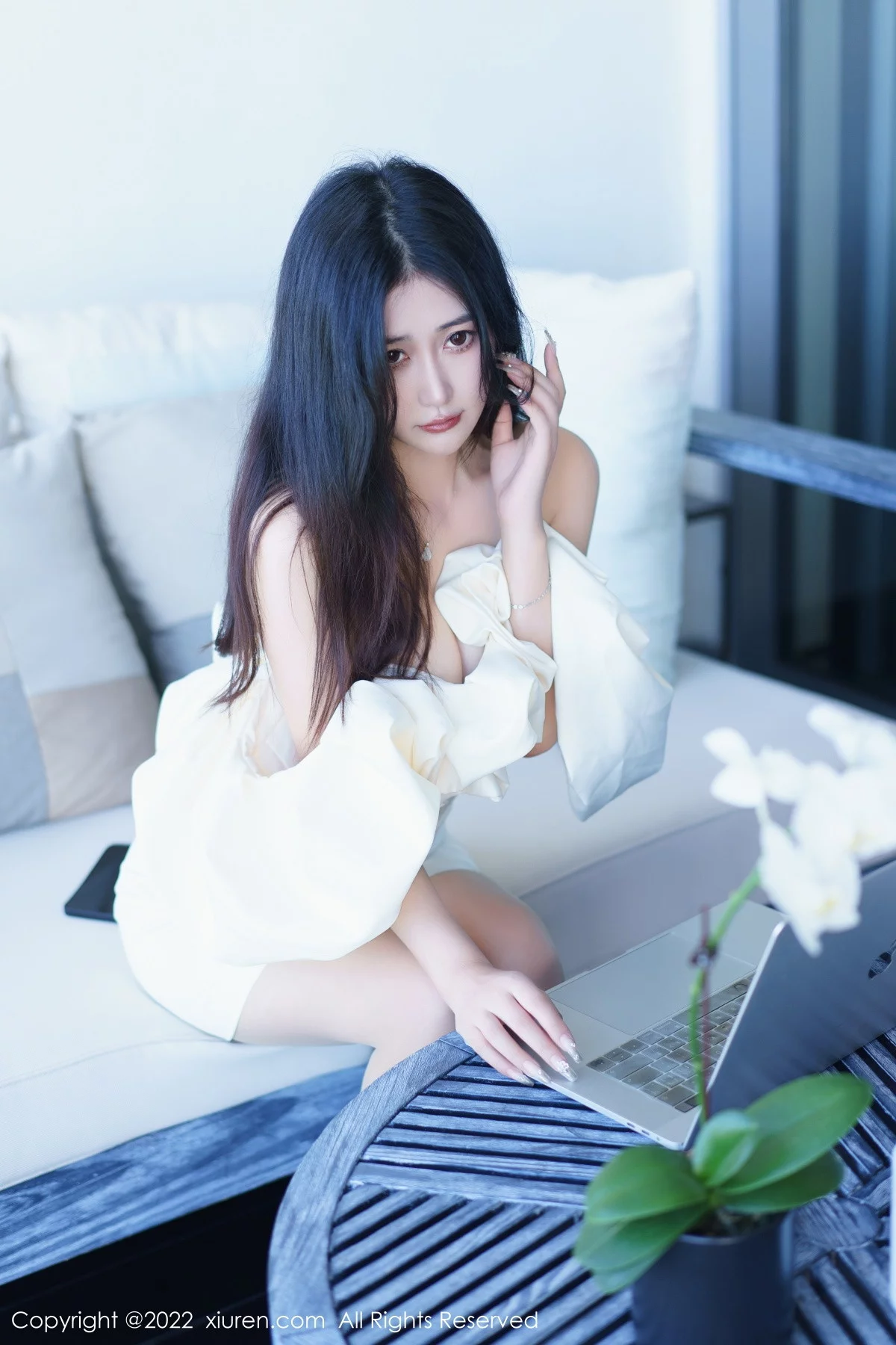 [[XiuRen秀人网]秀人网]No.6032_模特Laura阿姣性感白色露肩连衣短裙秀曼妙身姿甜美迷人写真92P