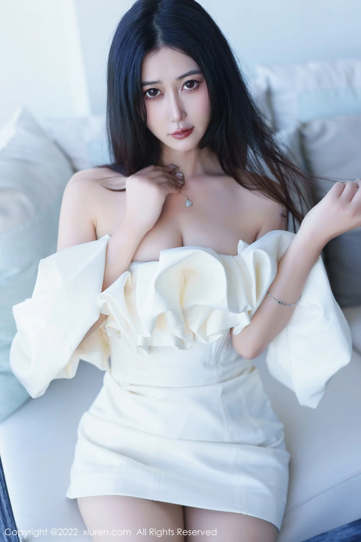 [[XiuRen秀人网]秀人网]No.6032_模特Laura阿姣性感白色露肩连衣短裙秀曼妙身姿甜美迷人写真92P