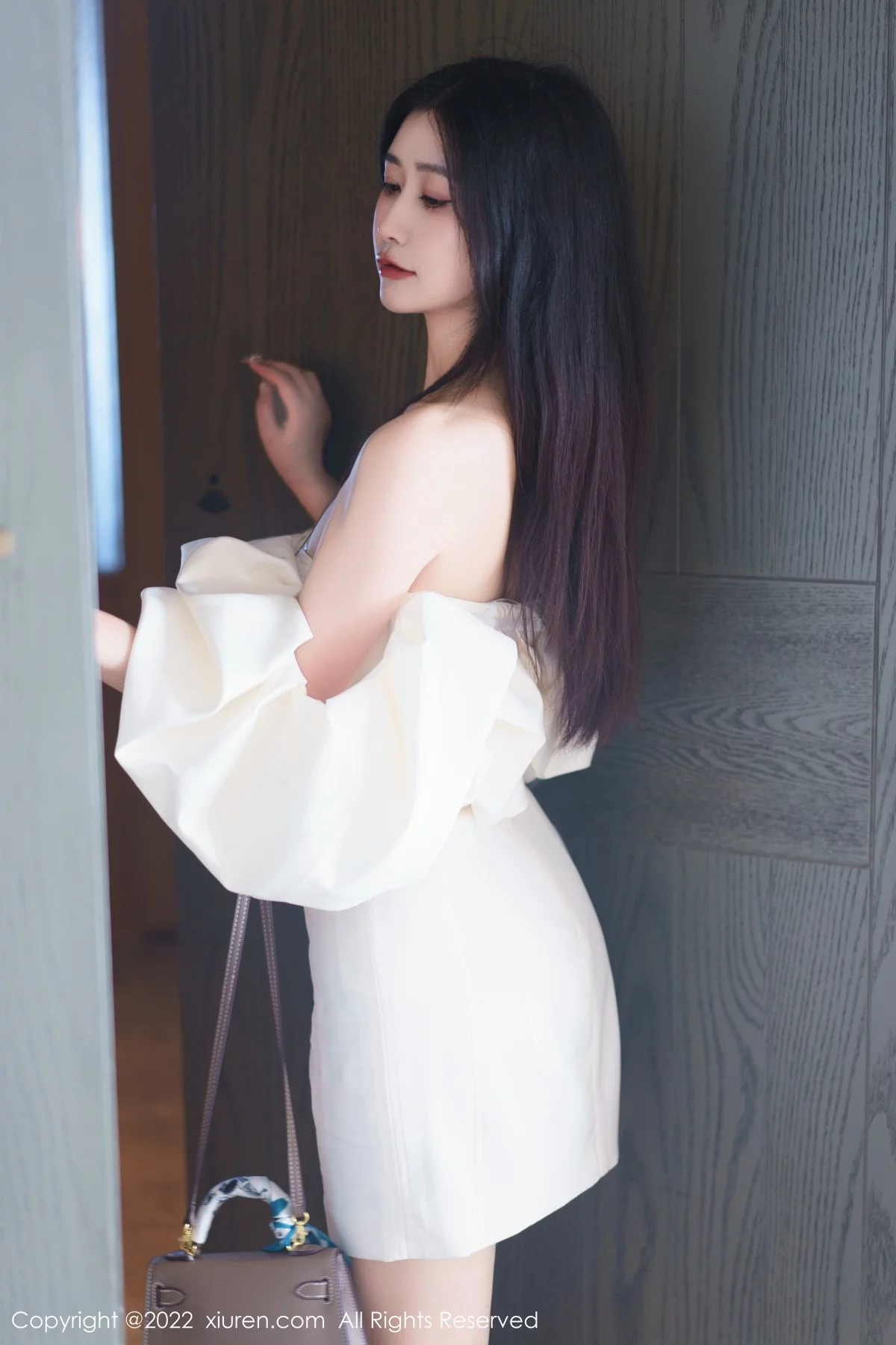 [[XiuRen秀人网]秀人网]No.6032_模特Laura阿姣性感白色露肩连衣短裙秀曼妙身姿甜美迷人写真92P