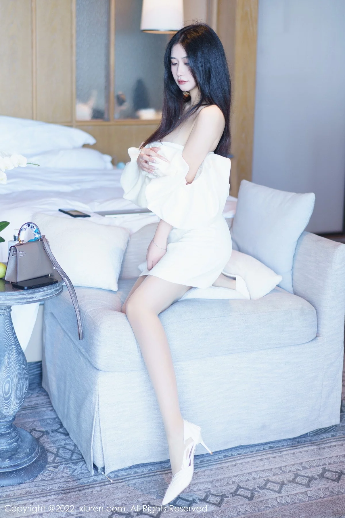 [[XiuRen秀人网]秀人网]No.6032_模特Laura阿姣性感白色露肩连衣短裙秀曼妙身姿甜美迷人写真92P