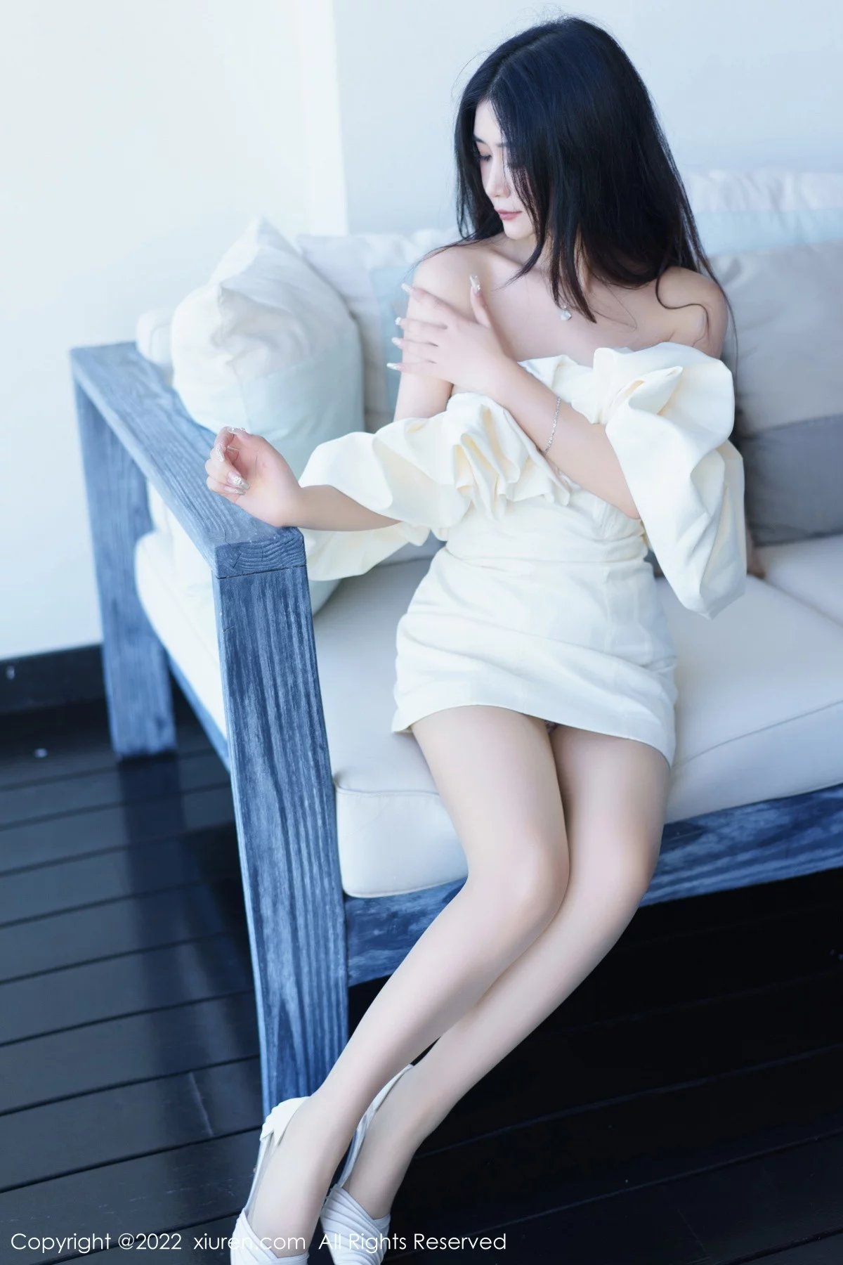 [[XiuRen秀人网]秀人网]No.6032_模特Laura阿姣性感白色露肩连衣短裙秀曼妙身姿甜美迷人写真92P