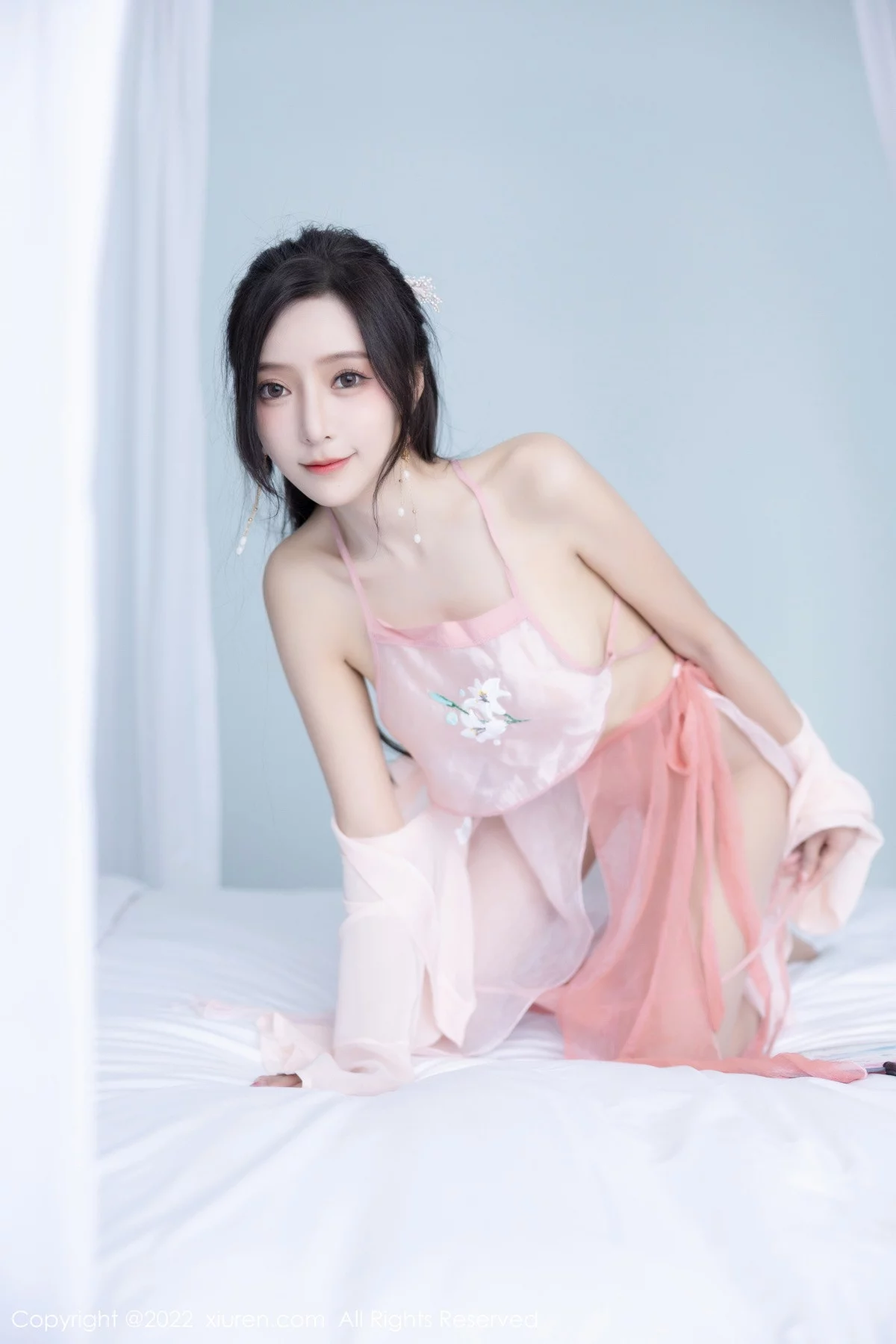 [[XiuRen秀人网]秀人网]No.6040_女神王馨瑶yanni私房粉色肚兜配超薄肉丝秀惹火身材诱惑写真81P