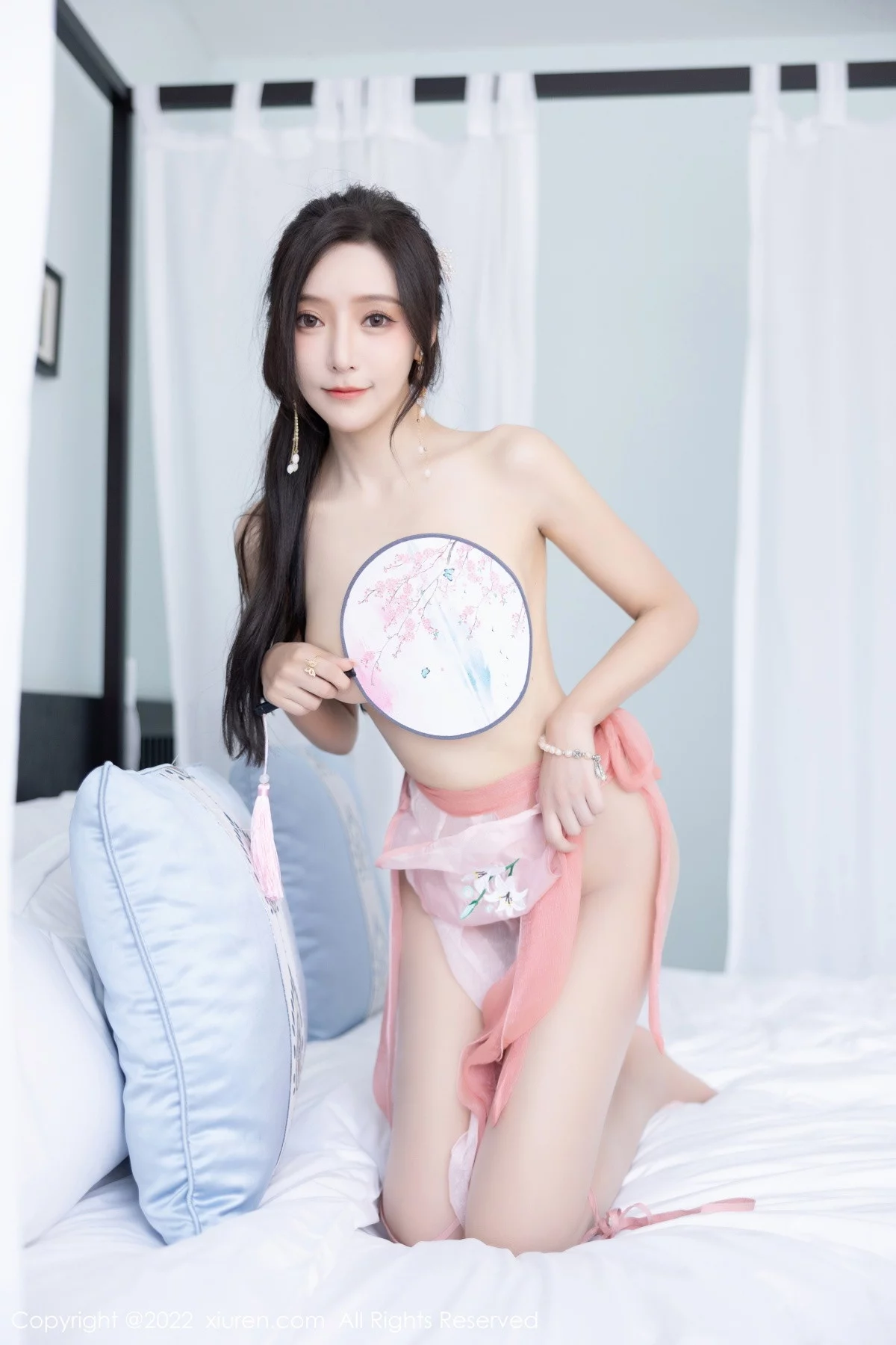 [[XiuRen秀人网]秀人网]No.6040_女神王馨瑶yanni私房粉色肚兜配超薄肉丝秀惹火身材诱惑写真81P