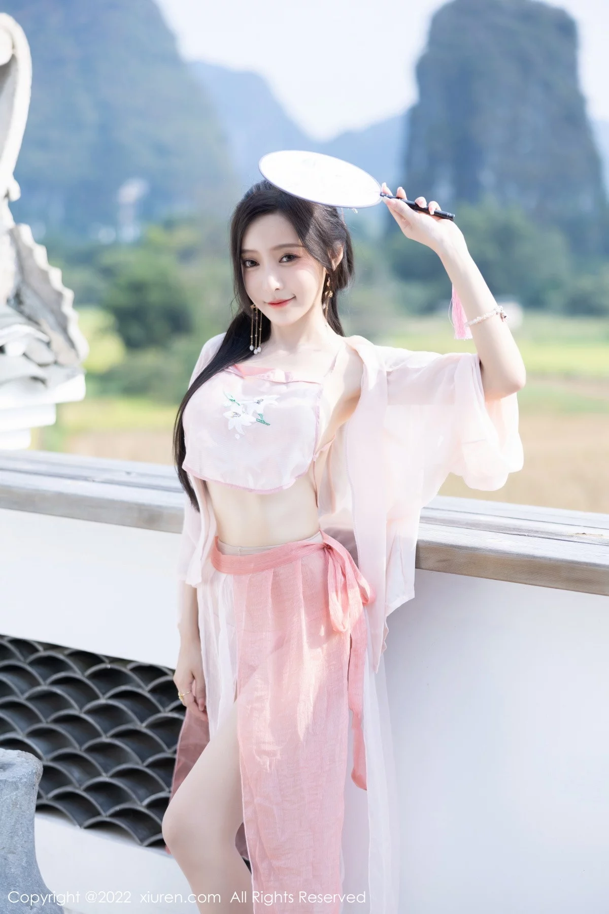 [[XiuRen秀人网]秀人网]No.6040_女神王馨瑶yanni私房粉色肚兜配超薄肉丝秀惹火身材诱惑写真81P