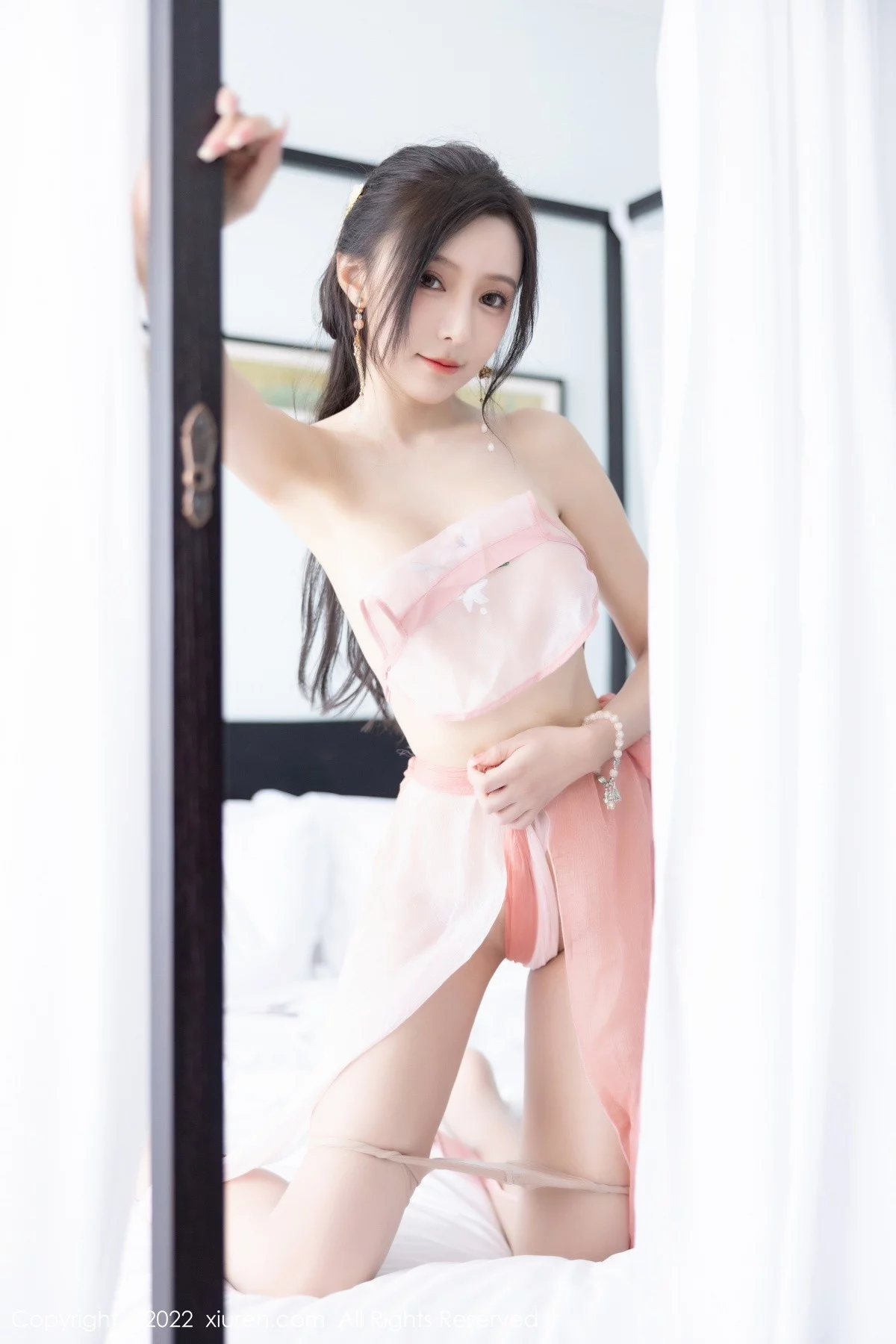 [[XiuRen秀人网]秀人网]No.6040_女神王馨瑶yanni私房粉色肚兜配超薄肉丝秀惹火身材诱惑写真81P