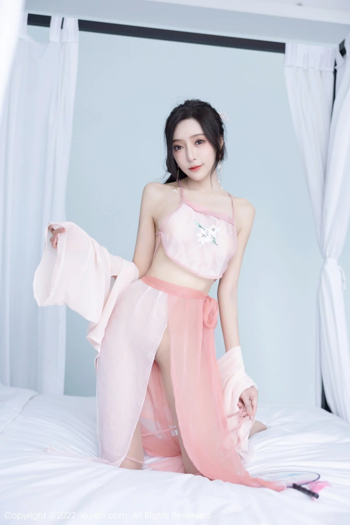 [[XiuRen秀人网]秀人网]No.6040_女神王馨瑶yanni私房粉色肚兜配超薄肉丝秀惹火身材诱惑写真81P