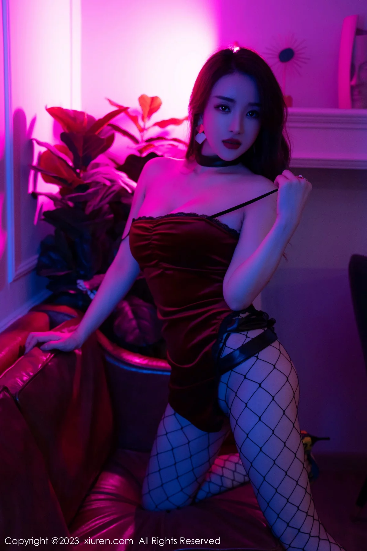 [[XiuRen秀人网]秀人网]No.6192_新人雨儿1494性感红色吊带短裙配网格丝袜秀苗条身姿迷人写真60P
