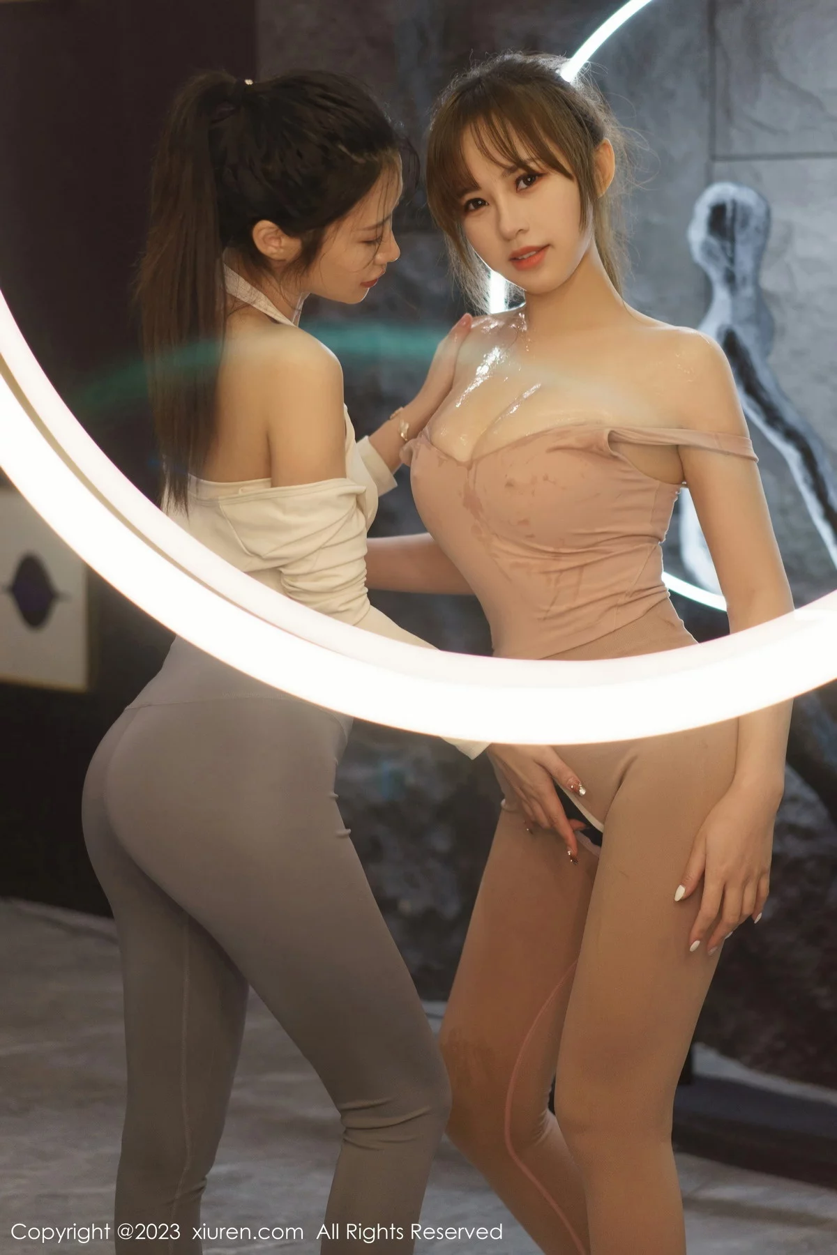[[XiuRen秀人网]秀人网]No.6206_模特合集女神icy猪＆laura阿姣性感紧身服饰秀完美身材诱惑写真72P