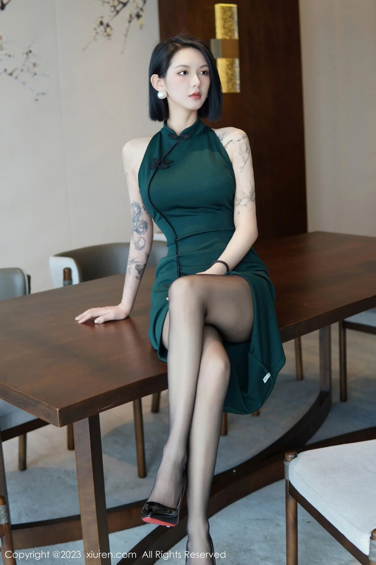 [[XiuRen秀人网]秀人网]No.6205_模特乔一一脱深绿色旗袍服露性感黑色内衣配开档黑丝诱惑写真84P