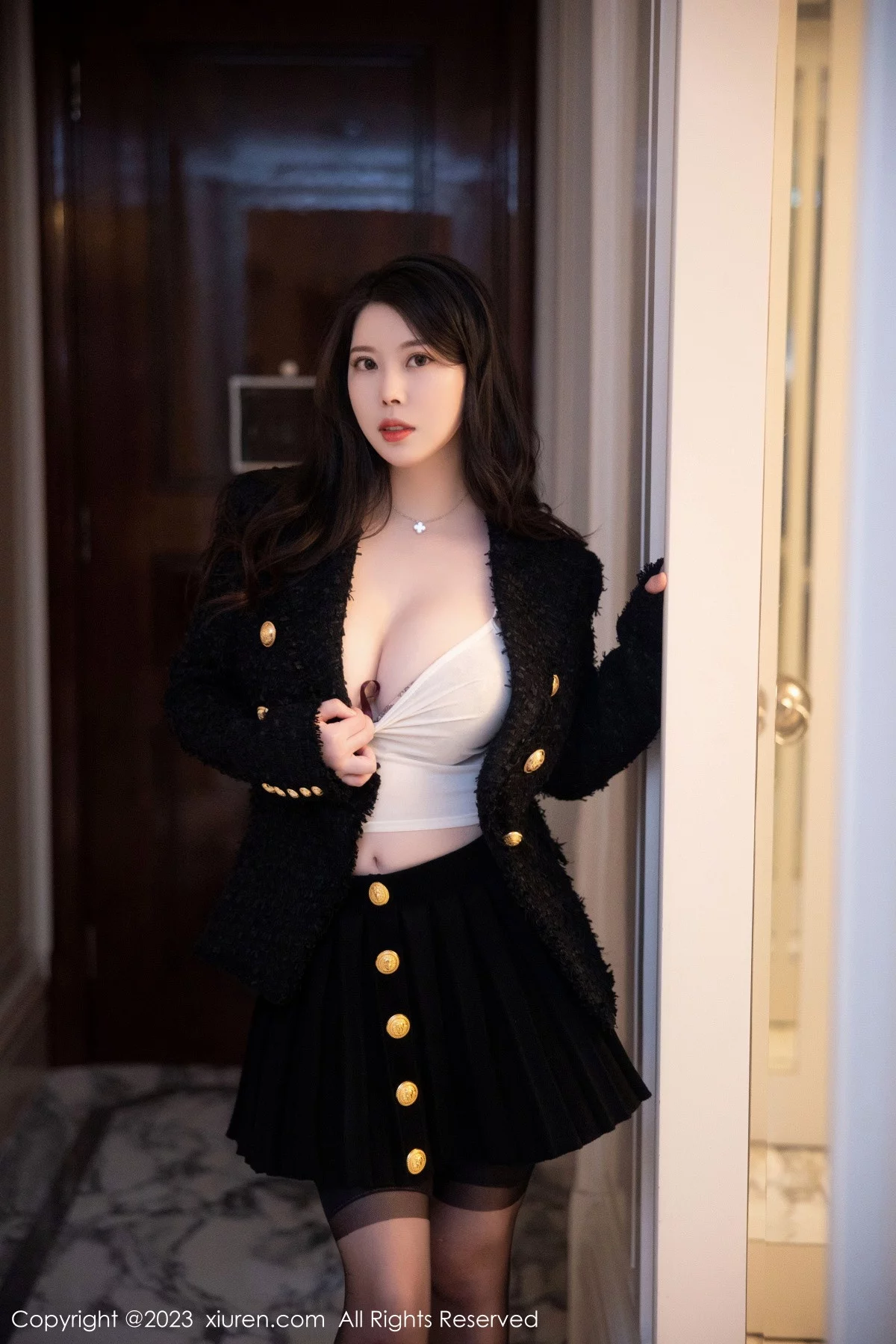 [[XiuRen秀人网]秀人网]No.6147_模特白茹雪私房半脱露金色带图案内衣配黑丝吊袜极致魅惑写真79P