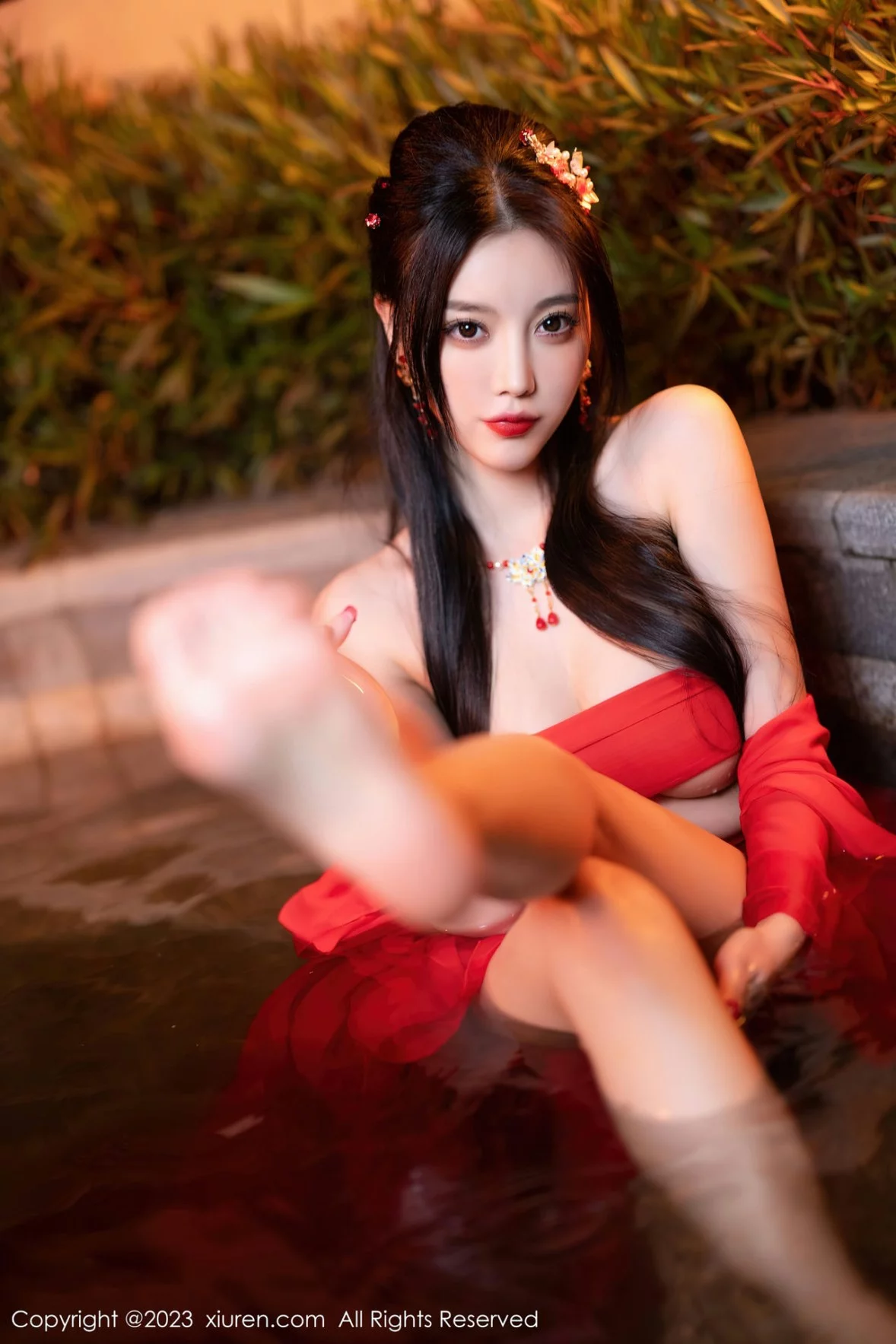 [[XiuRen秀人网]秀人网]No.6149_女神杨晨晨Yome温泉性感半透红色丝绸秀丰满身材惹火诱惑写真88P