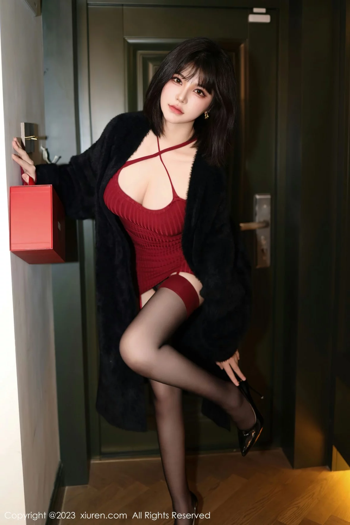 [[XiuRen秀人网]秀人网]No.6144_模特桃桃子红色收身连衣短露黑色蕾丝内衣秀曼妙身姿诱惑写真81P