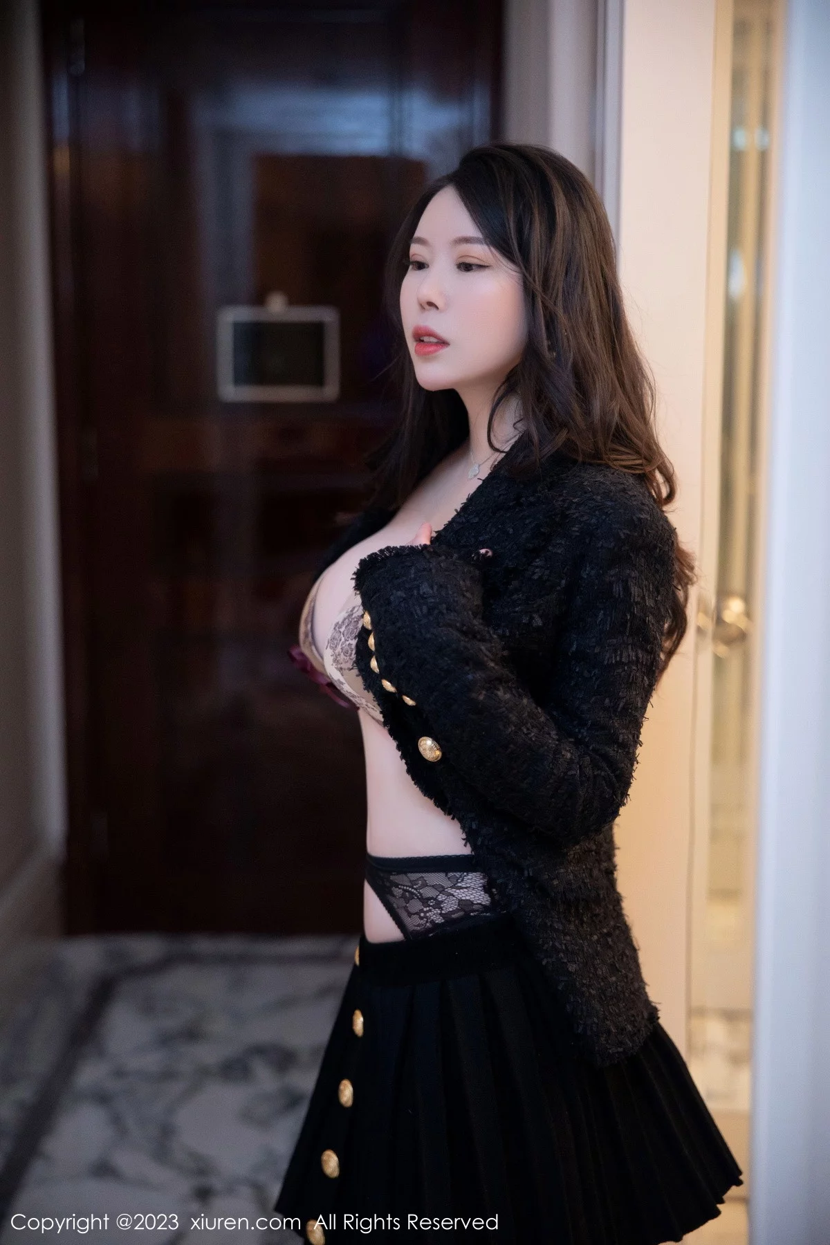 [[XiuRen秀人网]秀人网]No.6147_模特白茹雪私房半脱露金色带图案内衣配黑丝吊袜极致魅惑写真79P