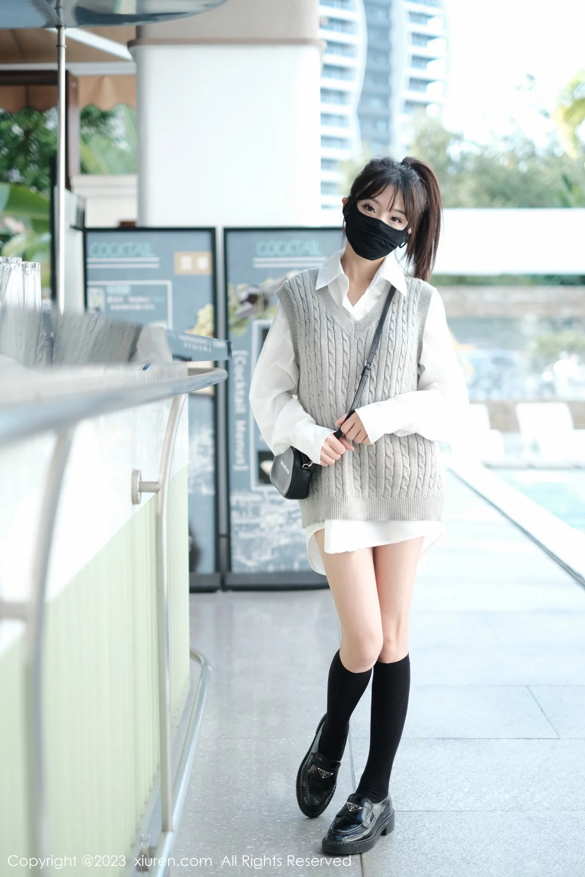 [[XiuRen秀人网]秀人网]No.6145_模特佘贝拉bella南京旅拍性感白T配灰色短裙秀完美身材迷人写真59P