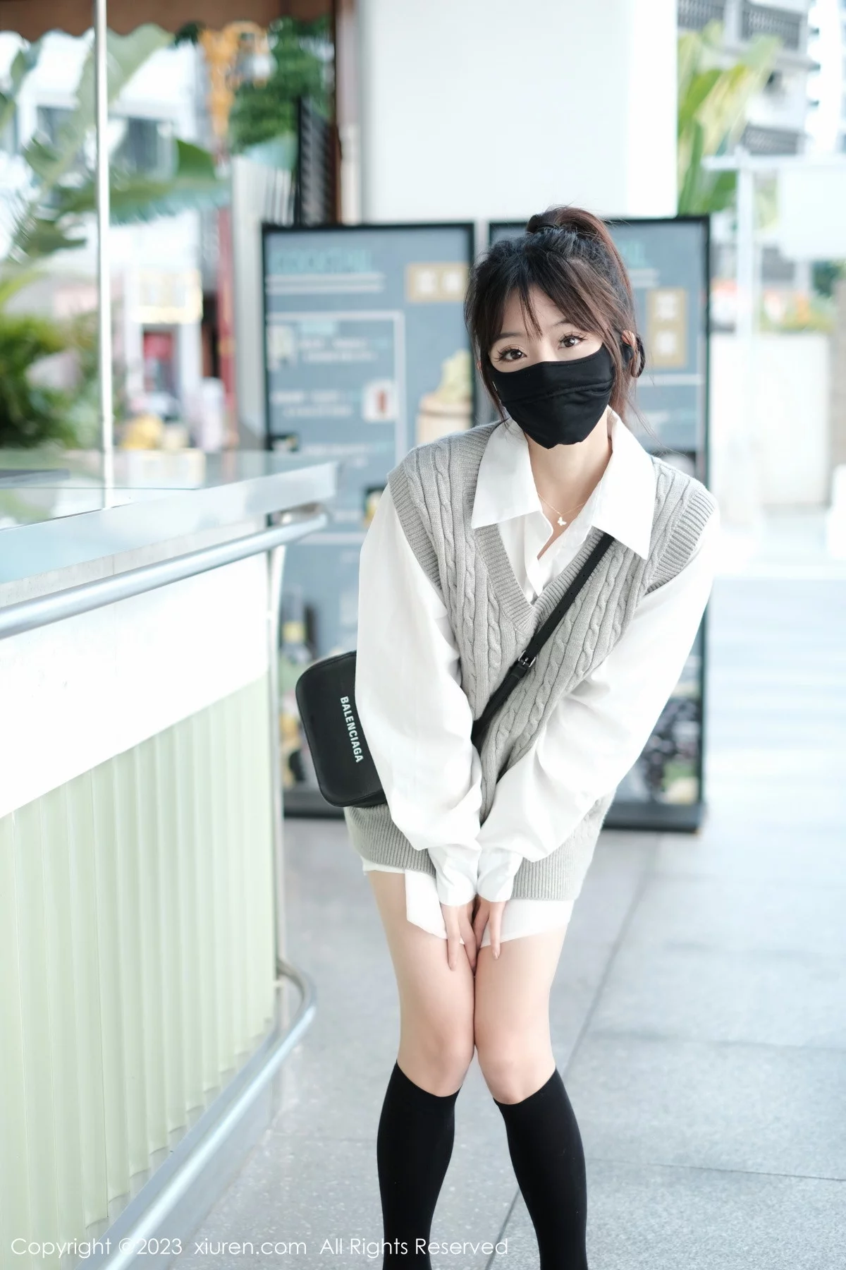 [[XiuRen秀人网]秀人网]No.6145_模特佘贝拉bella南京旅拍性感白T配灰色短裙秀完美身材迷人写真59P