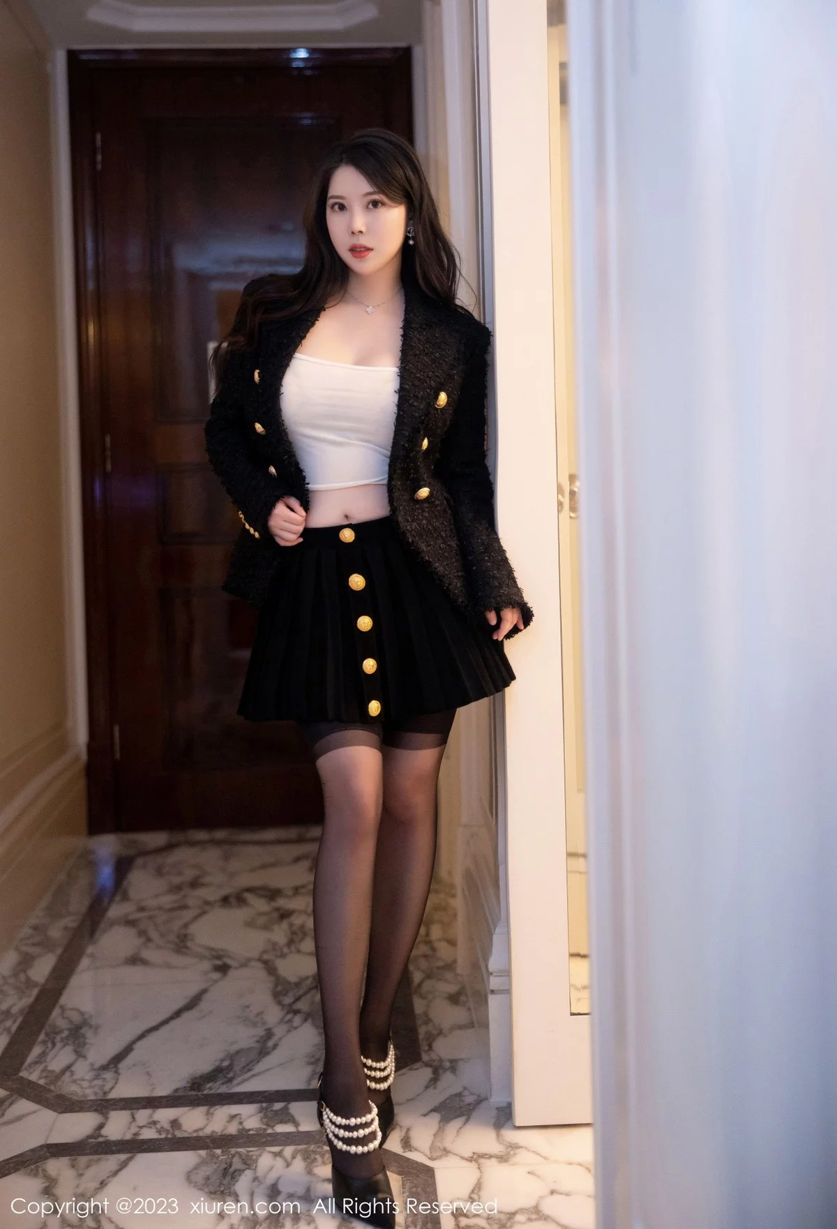 [[XiuRen秀人网]秀人网]No.6147_模特白茹雪私房半脱露金色带图案内衣配黑丝吊袜极致魅惑写真79P
