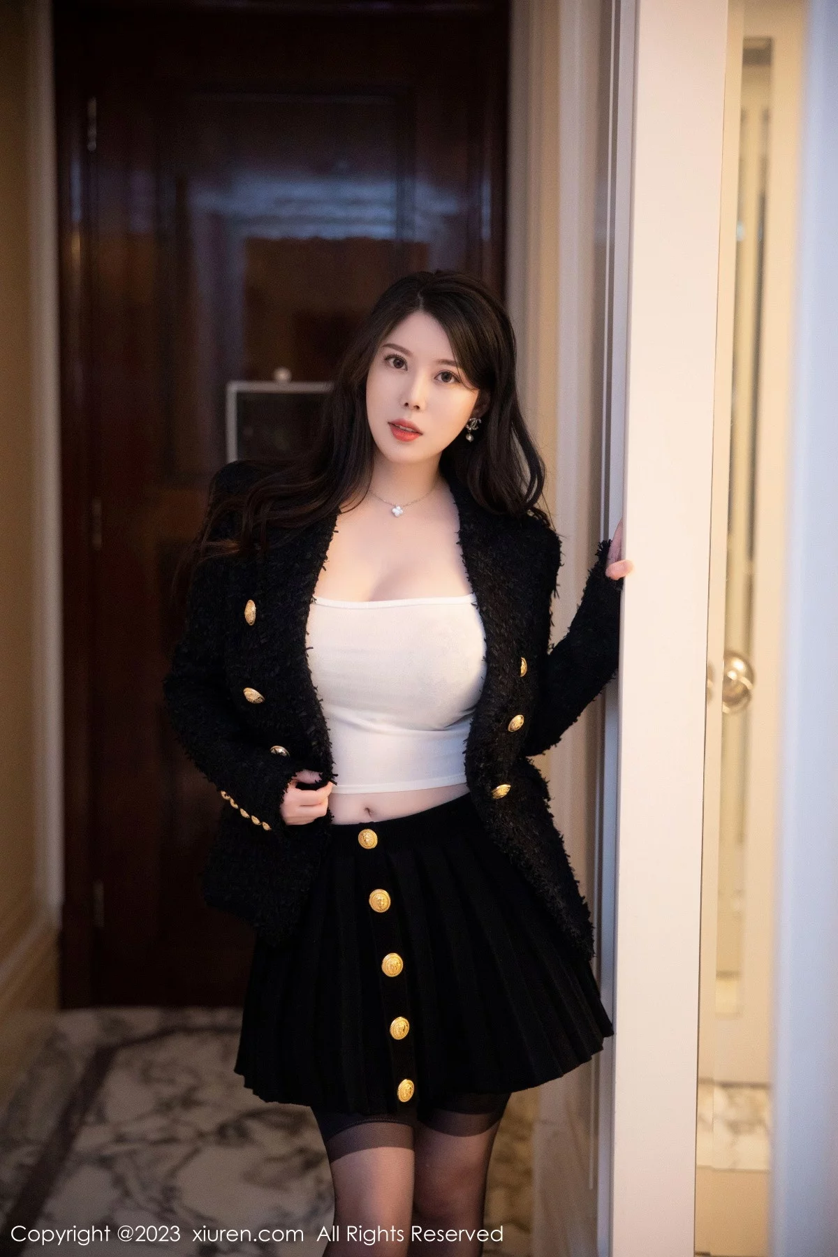 [[XiuRen秀人网]秀人网]No.6147_模特白茹雪私房半脱露金色带图案内衣配黑丝吊袜极致魅惑写真79P