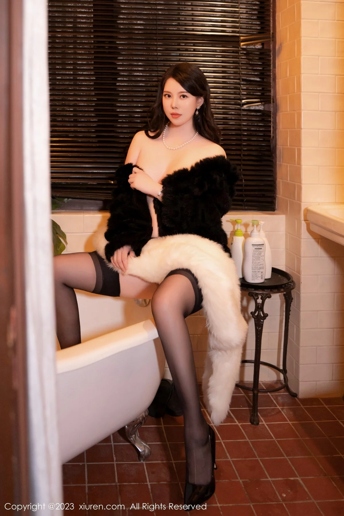 [[XiuRen秀人网]秀人网]No.6225_模特白茹雪私房性感黑色毛衣配黑丝吊袜秀丰腴身材诱惑写真60P