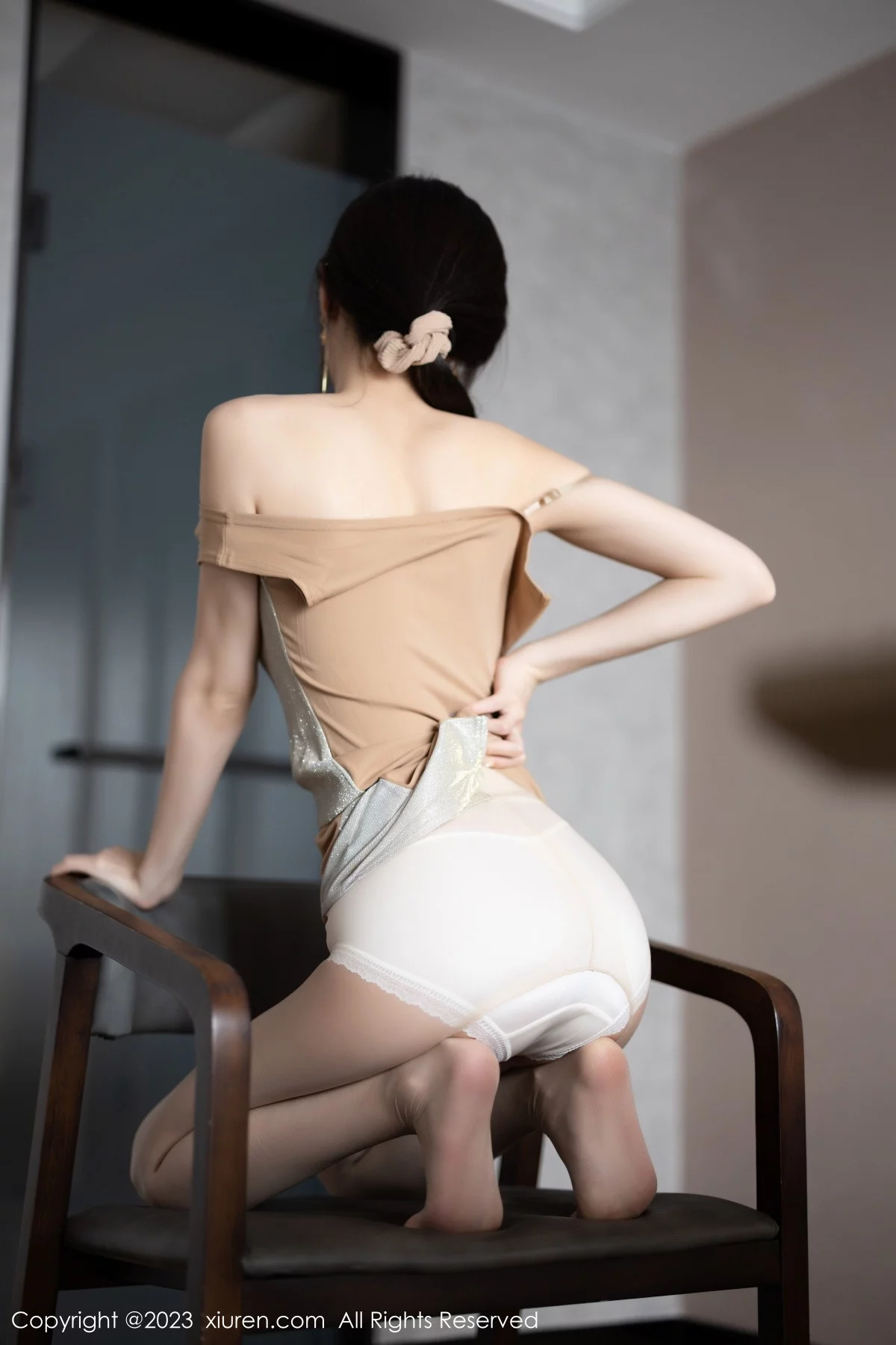 [[XiuRen秀人网]秀人网]No.6236_模特林星阑脱咖啡色连衣裙露白色蕾丝内衣配开档肉丝诱惑写真90P