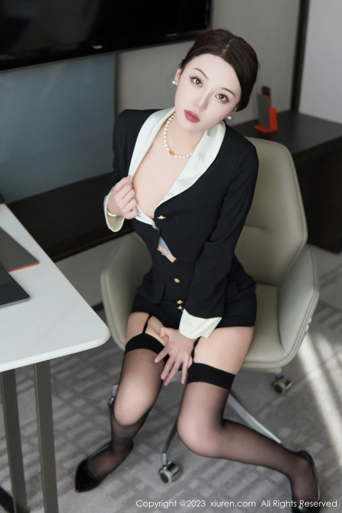 [[XiuRen秀人网]秀人网]No.6231_模特米娜MnaL性感OL装扮半脱露蕾丝内衣配黑丝吊袜诱惑写真83P