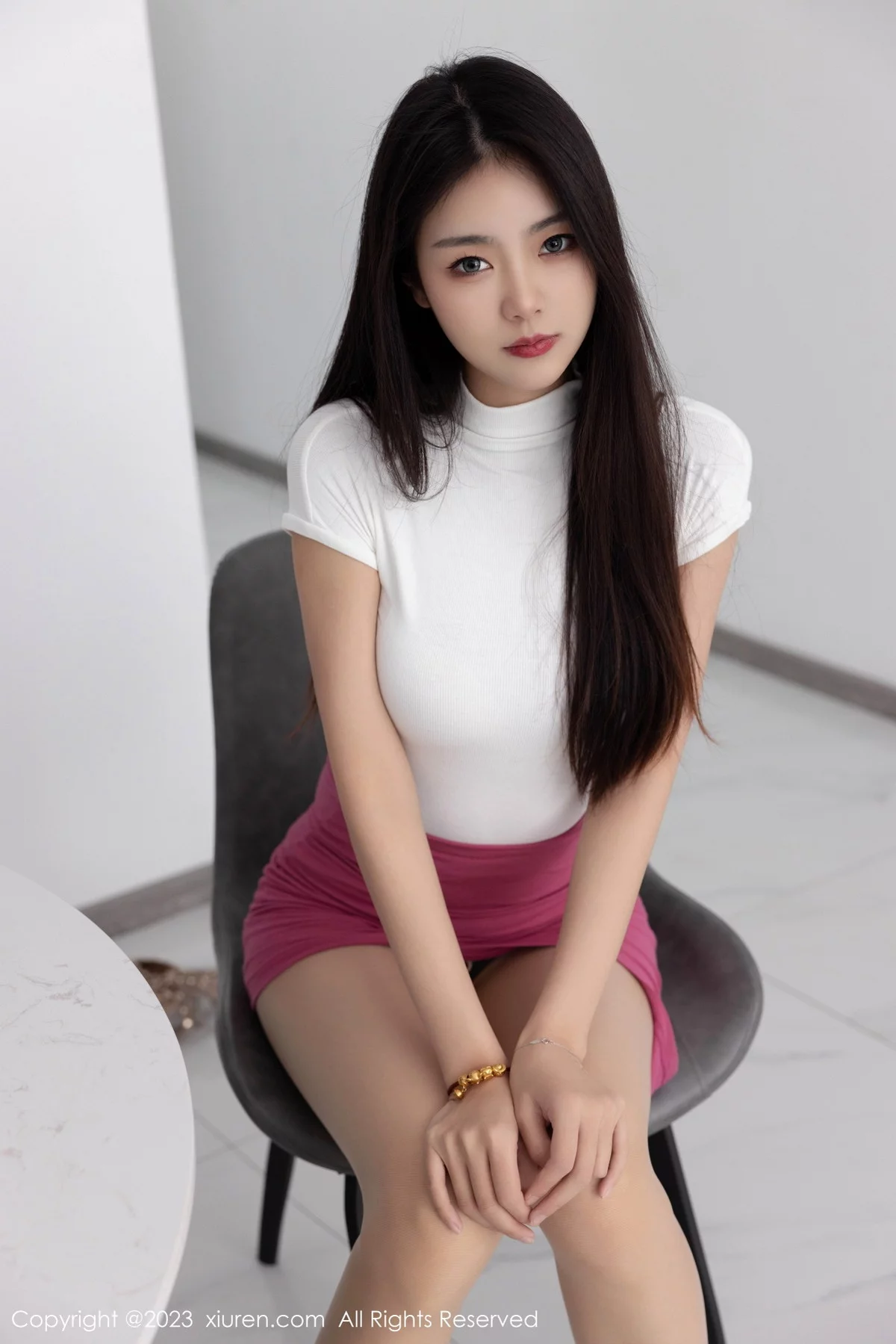[[XiuRen秀人网]秀人网]No.6239_模特可乐Vicky性感白色收身衣配红短裙超薄肉丝秀美腿诱惑写真77P