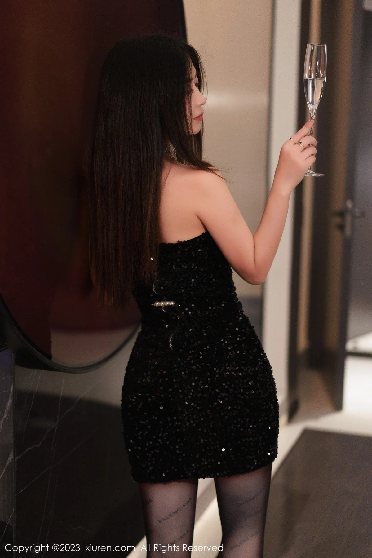 [[XiuRen秀人网]秀人网]No.6244_模特laura阿姣黑色露肩连衣短裙配超薄黑丝秀翘臀美腿诱惑写真90P