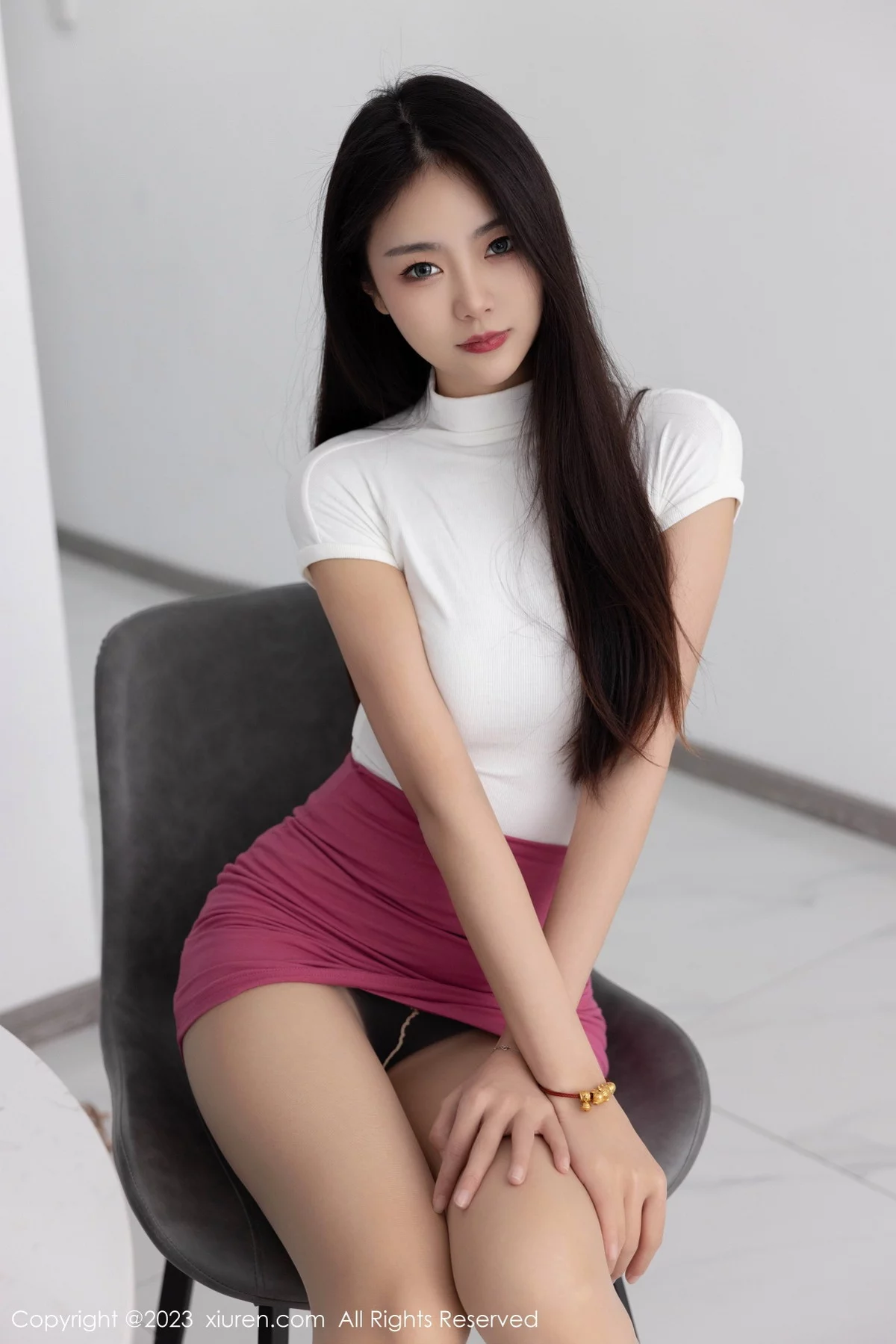 [[XiuRen秀人网]秀人网]No.6239_模特可乐Vicky性感白色收身衣配红短裙超薄肉丝秀美腿诱惑写真77P