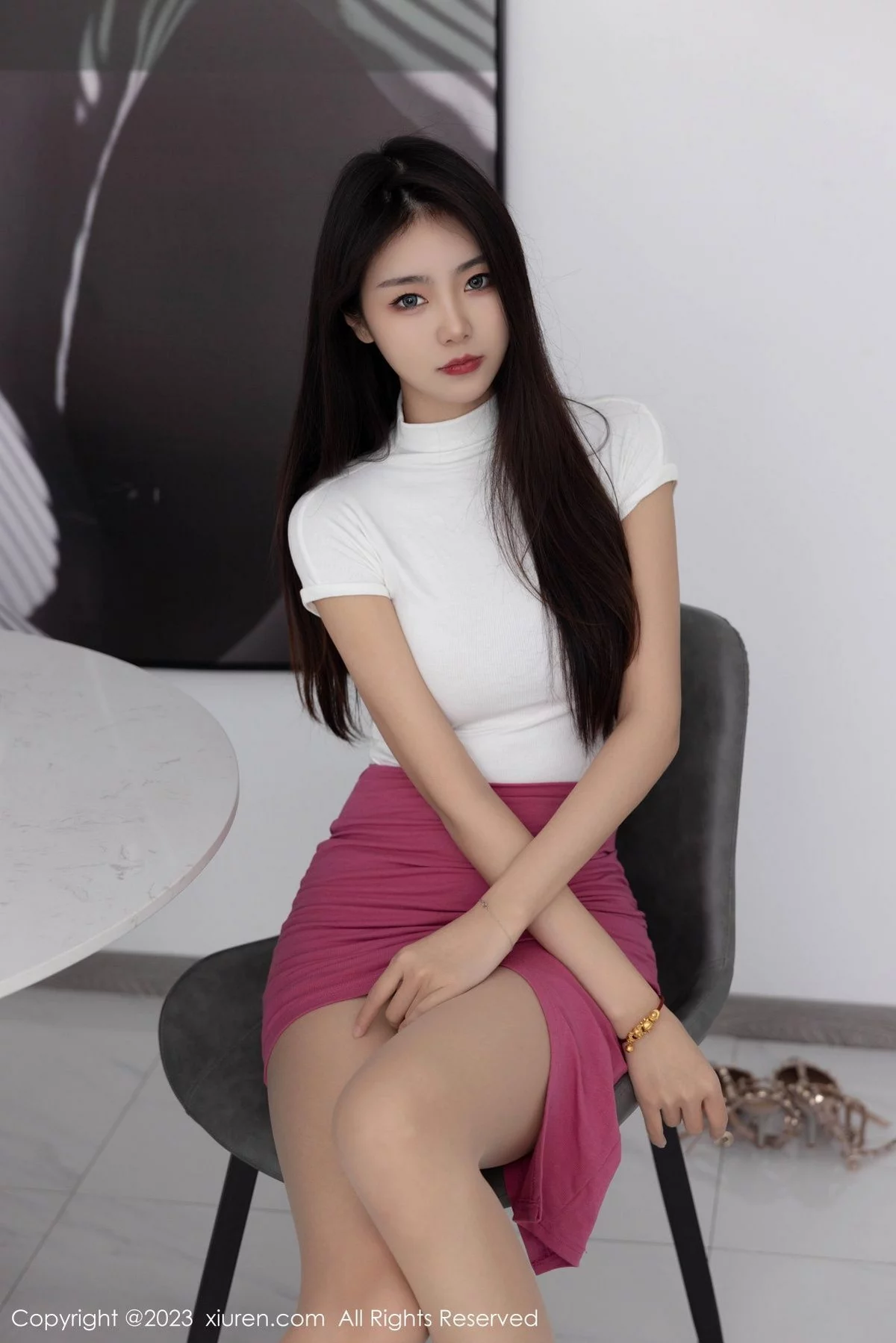 [[XiuRen秀人网]秀人网]No.6239_模特可乐Vicky性感白色收身衣配红短裙超薄肉丝秀美腿诱惑写真77P