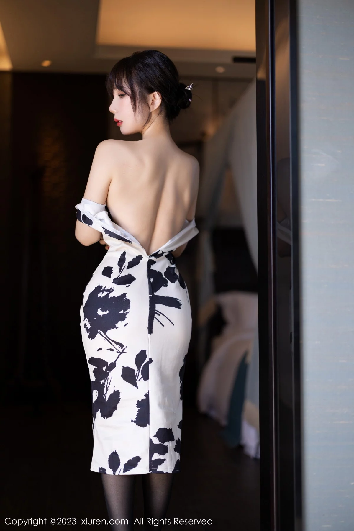 [[XiuRen秀人网]秀人网]No.6241_模特波巧酱脱白色带图案旗袍露性感黑色蕾丝内衣迷人诱惑写真88P