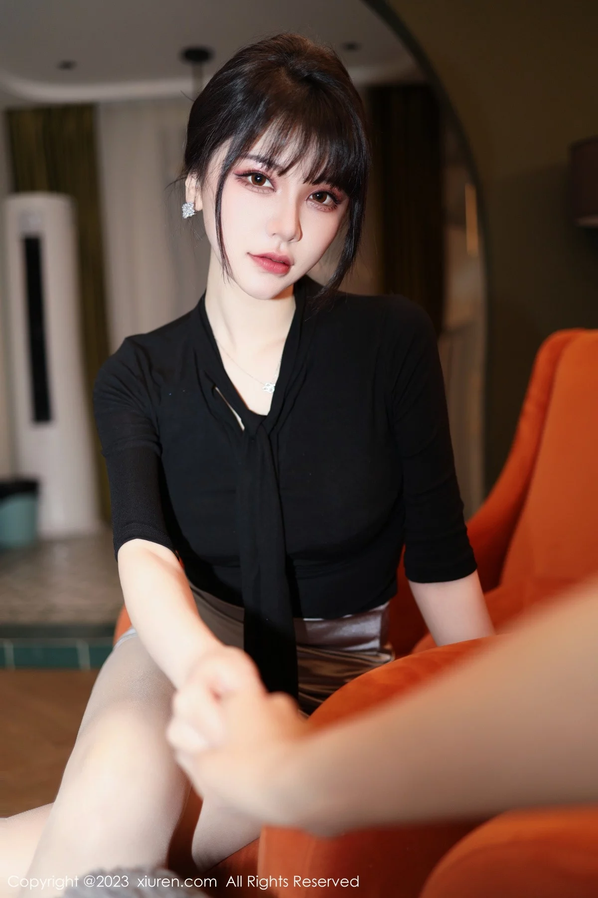 [[XiuRen秀人网]秀人网]No.6256_模特桃桃子闺蜜剧情主题性感黑白丝袜系列秀美腿迷人诱惑写真85P