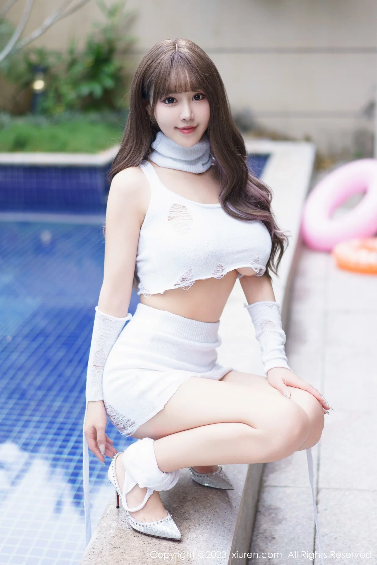 [[XiuRen秀人网]秀人网]No.6261_女神朱可儿Flora白色短款上衣配短裙秀雪峰美臀丰满诱惑写真80P