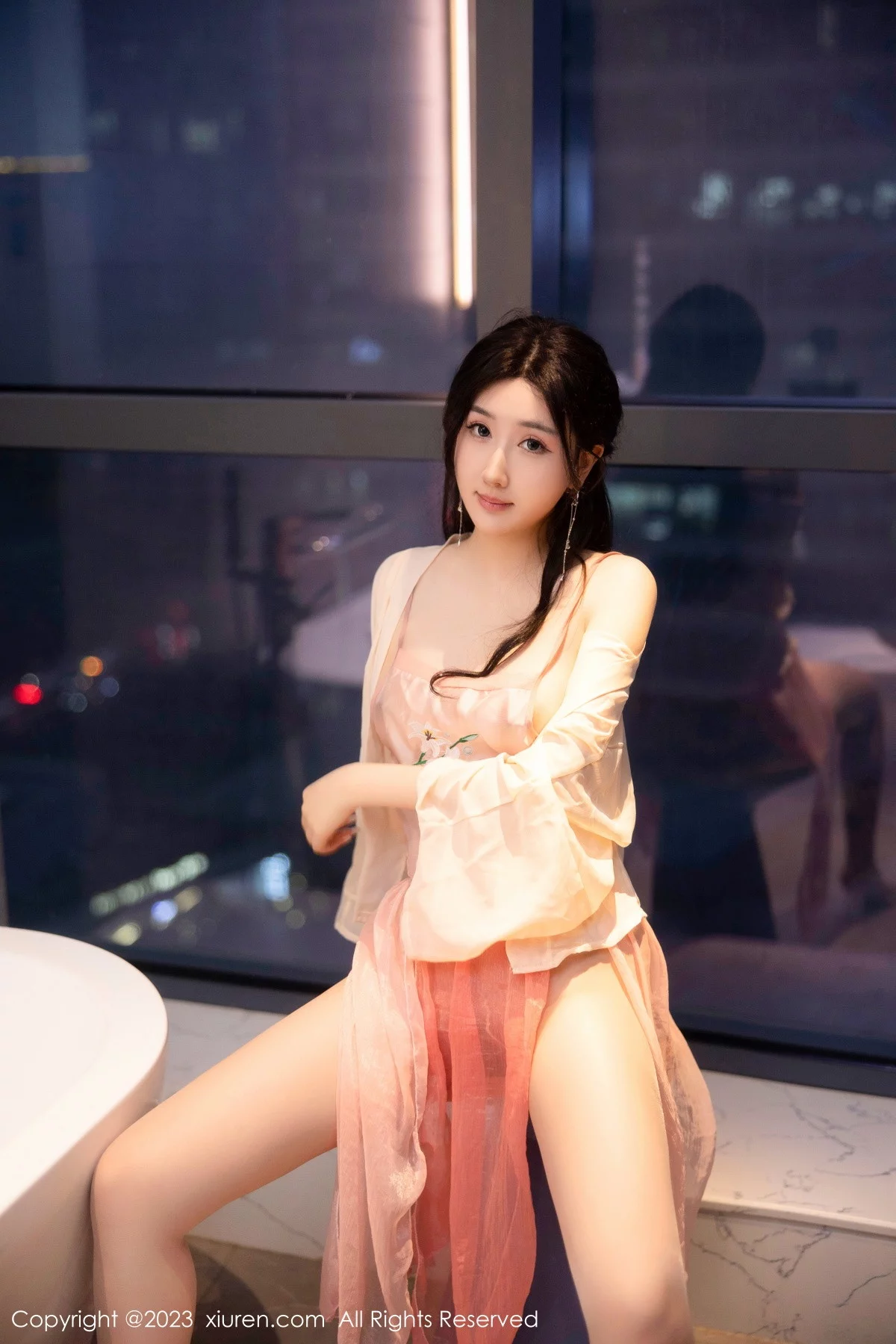 [[XiuRen秀人网]秀人网]No.6262_模特江真真浴室场景橙色古装服饰秀圆润丰腴身材惹火诱惑写真70P