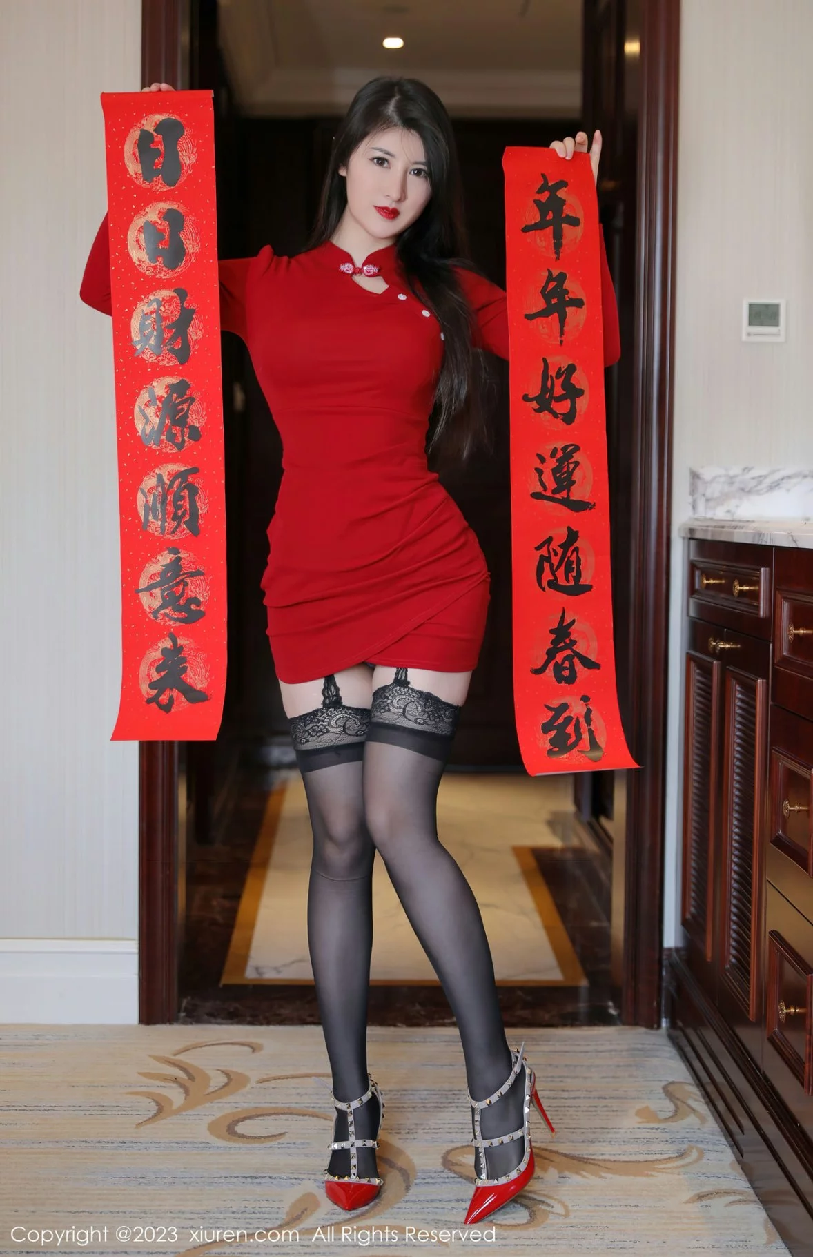 [[XiuRen秀人网]秀人网]No.6166_模特诗诗kiki脱红色连衣短裙露紫色蕾丝内衣配蕾丝吊袜诱惑写真60P