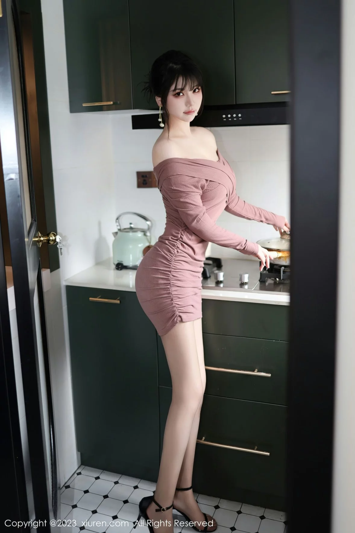 [[XiuRen秀人网]秀人网]No.6178_模特桃桃子_私房性感厨娘装扮超薄无内肉丝秀翘臀美腿诱惑写真82P