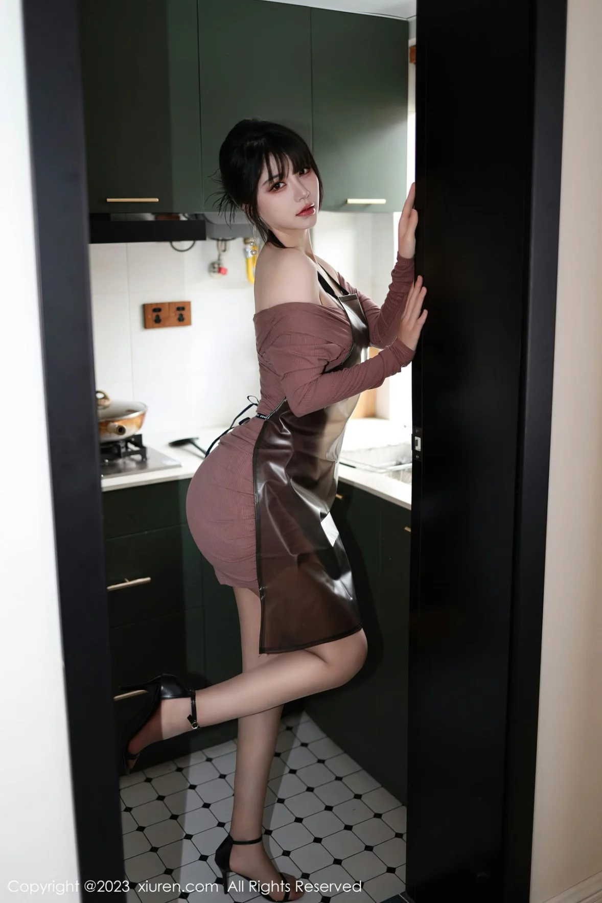 [[XiuRen秀人网]秀人网]No.6178_模特桃桃子_私房性感厨娘装扮超薄无内肉丝秀翘臀美腿诱惑写真82P