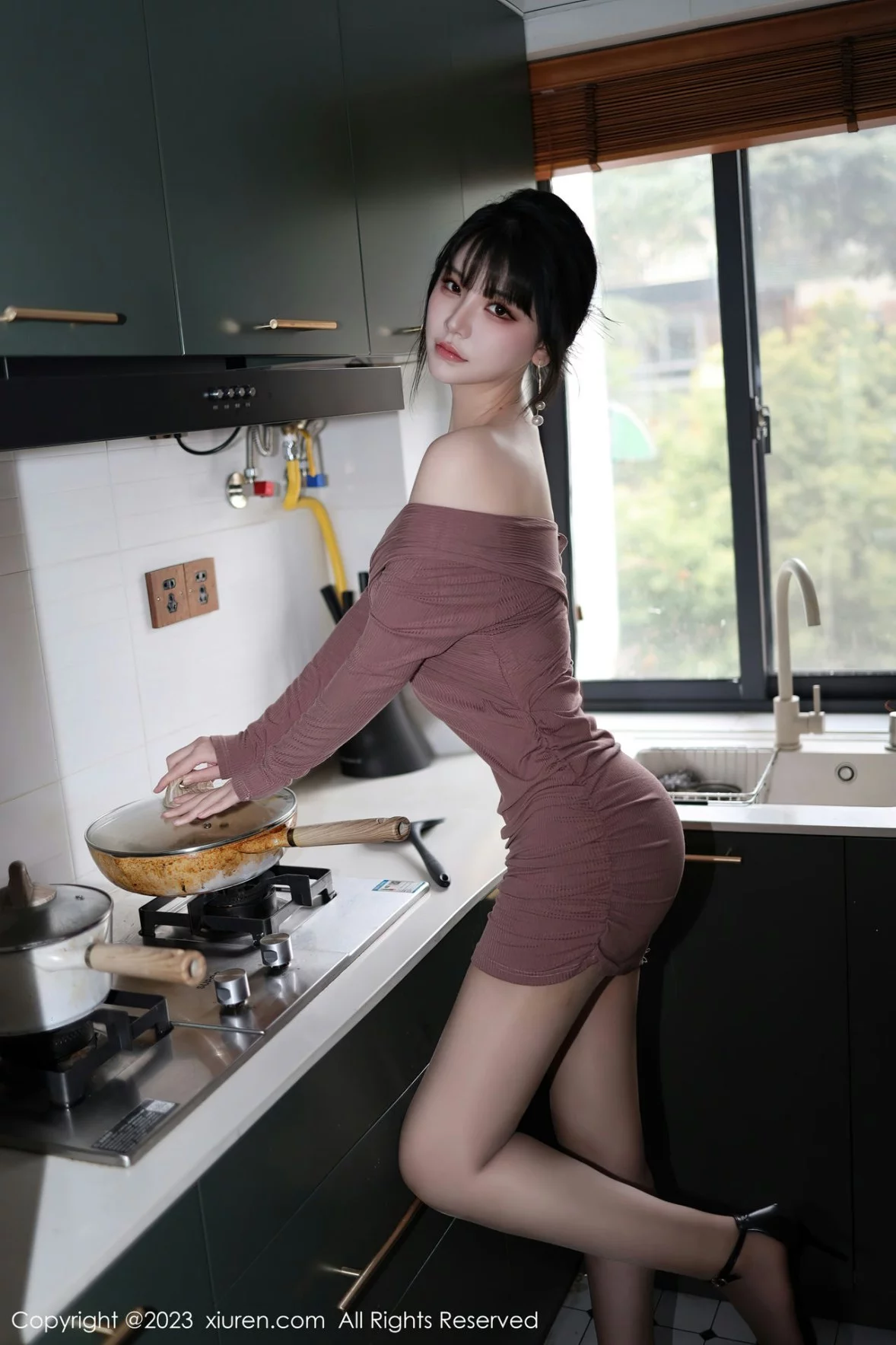 [[XiuRen秀人网]秀人网]No.6178_模特桃桃子_私房性感厨娘装扮超薄无内肉丝秀翘臀美腿诱惑写真82P