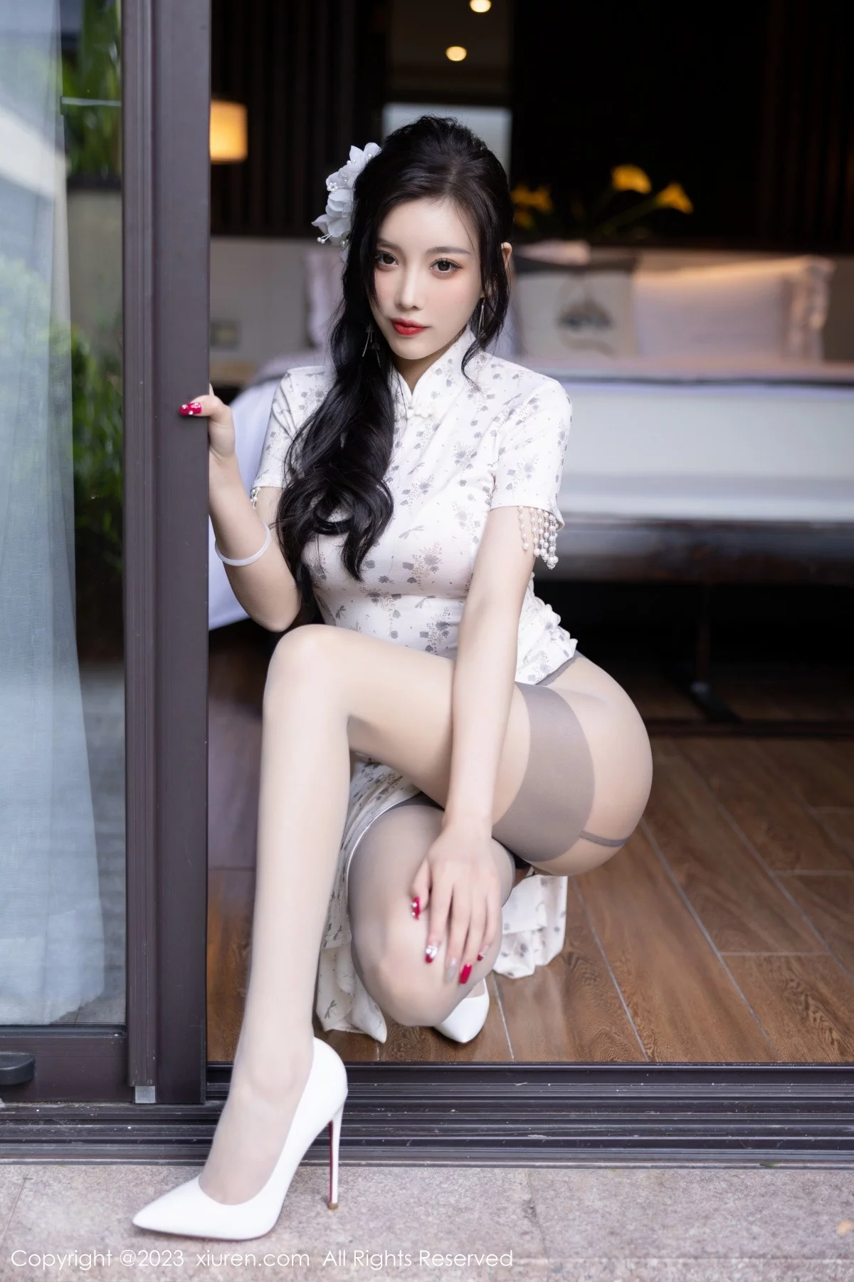 [[XiuRen秀人网]秀人网]No.6186_女神杨晨晨Yome白色带图案旗袍露性感灰色内衣完美诱惑写真86P