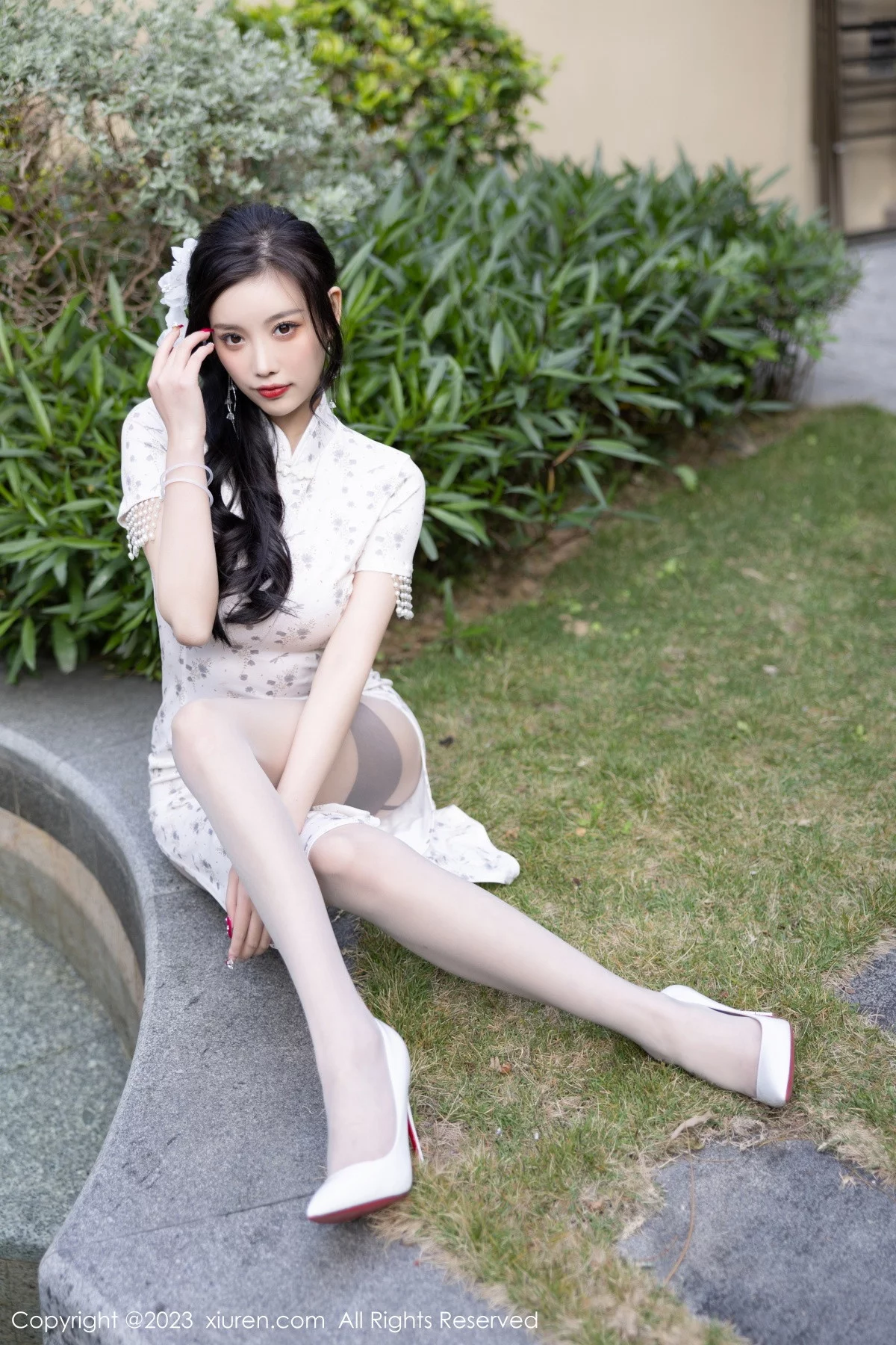 [[XiuRen秀人网]秀人网]No.6186_女神杨晨晨Yome白色带图案旗袍露性感灰色内衣完美诱惑写真86P