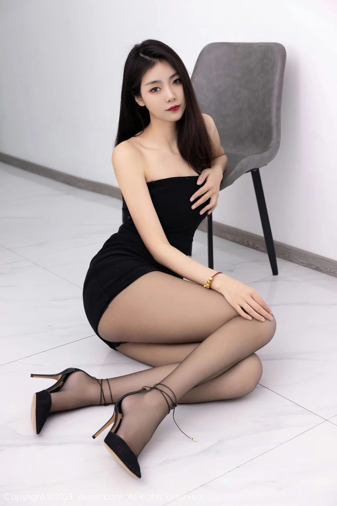 [[XiuRen秀人网]秀人网]No.6275_模特可乐Vicky黑色露肩连衣短裙配超薄黑丝秀苗条身材性感写真60P