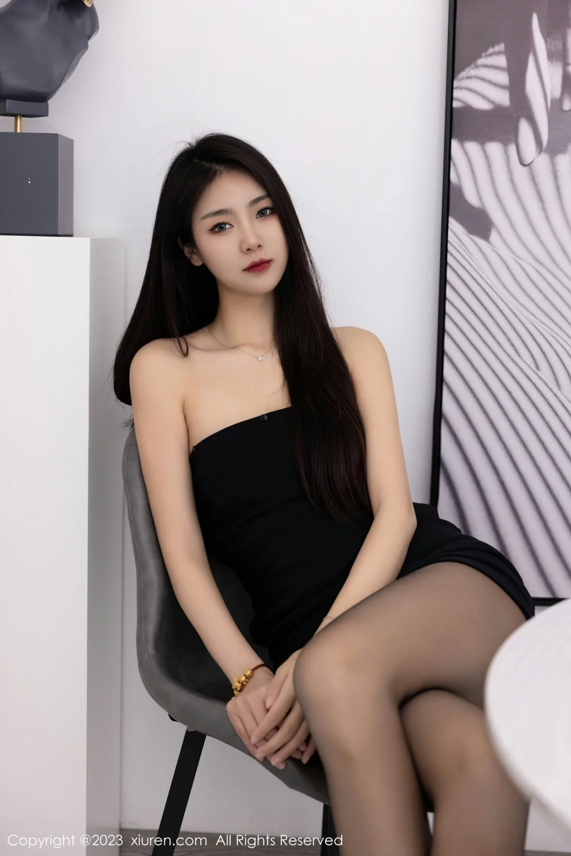 [[XiuRen秀人网]秀人网]No.6275_模特可乐Vicky黑色露肩连衣短裙配超薄黑丝秀苗条身材性感写真60P