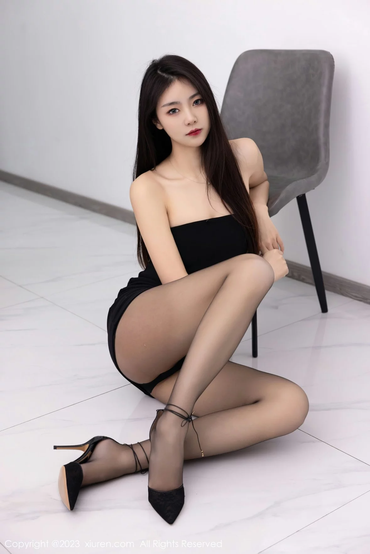 [[XiuRen秀人网]秀人网]No.6275_模特可乐Vicky黑色露肩连衣短裙配超薄黑丝秀苗条身材性感写真60P