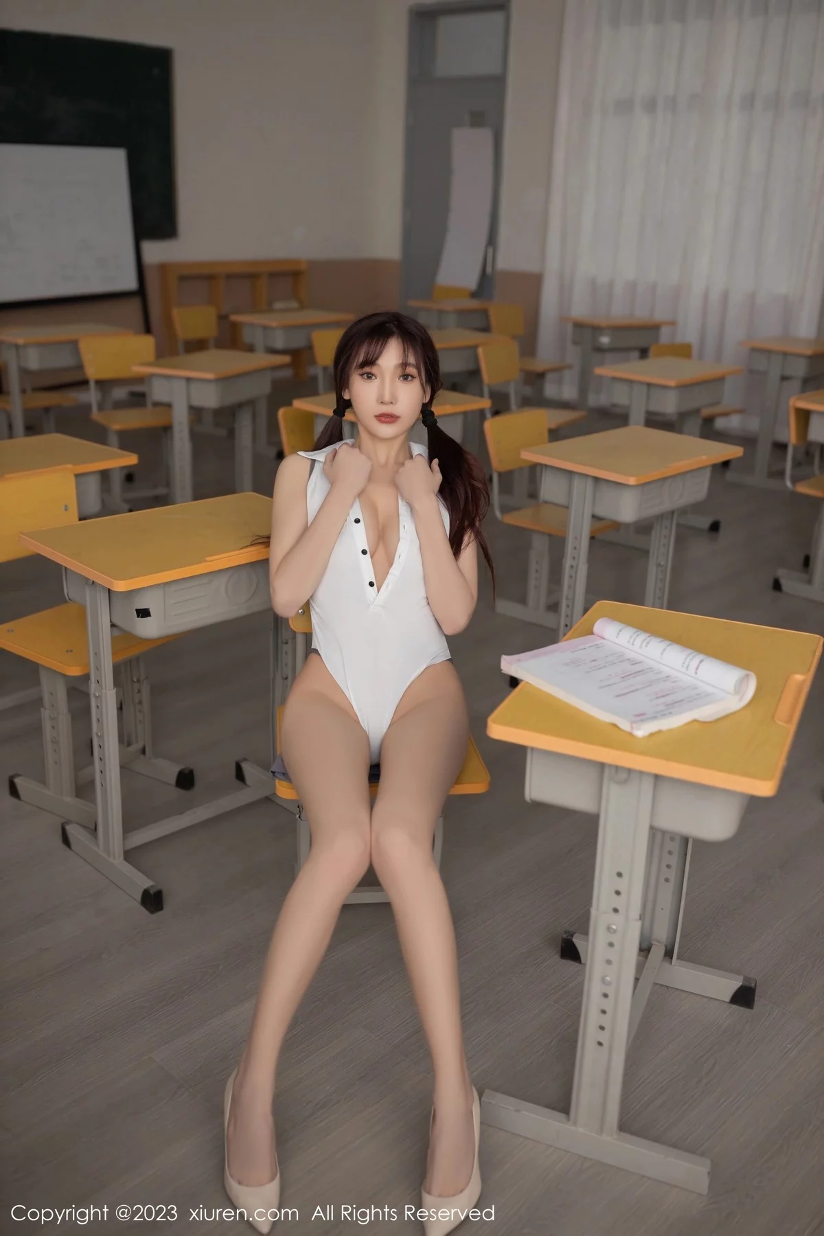 [[XiuRen秀人网]秀人网]No.6353_女神陆萱萱教室场景学生角色白色上衣配灰色短裙迷人诱惑写真81P