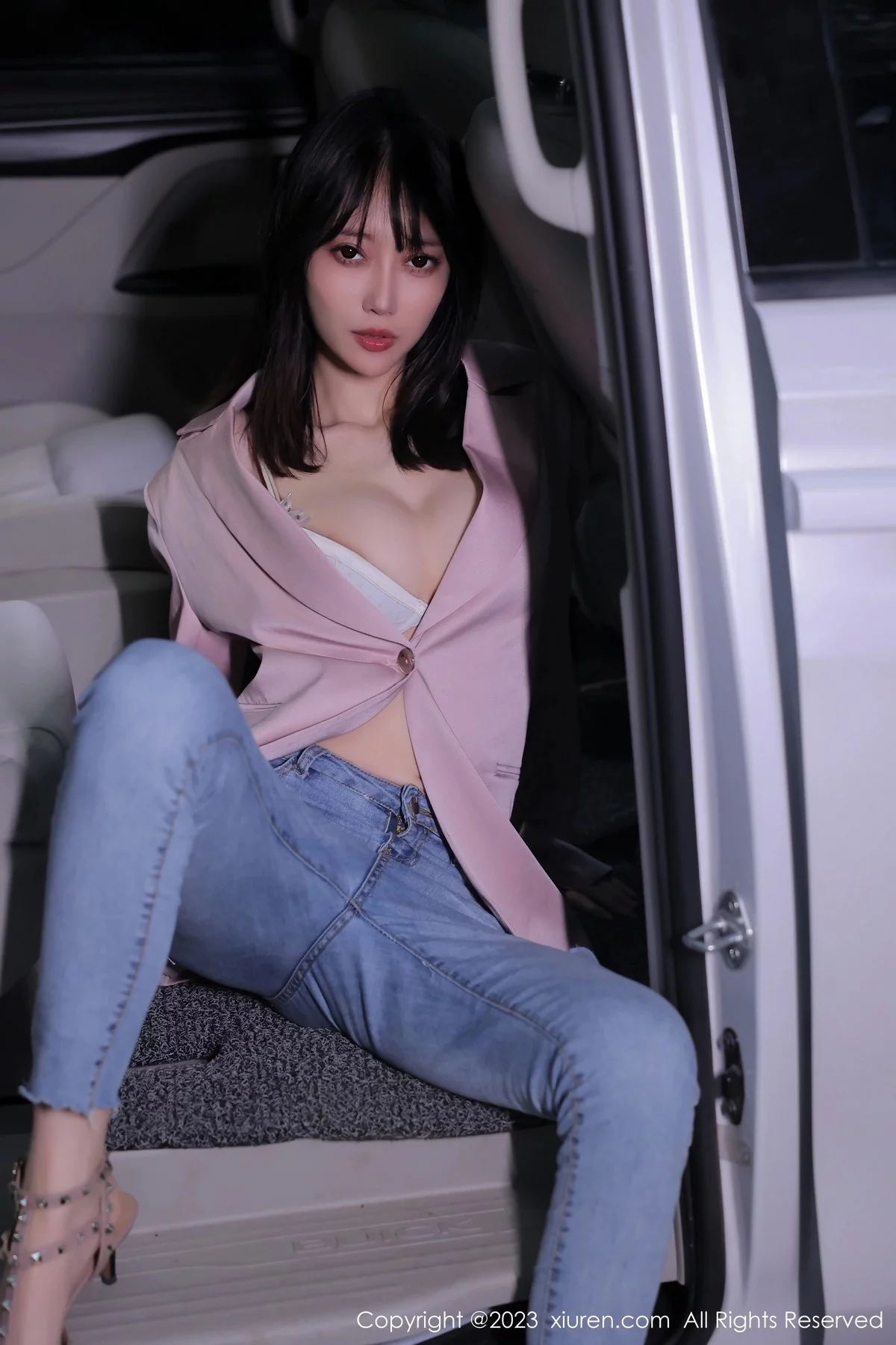 [[XiuRen秀人网]秀人网]No.6355_模特玥儿玥er万宁旅拍粉灰色上衣配牛仔裤露白色内衣诱惑写真55P