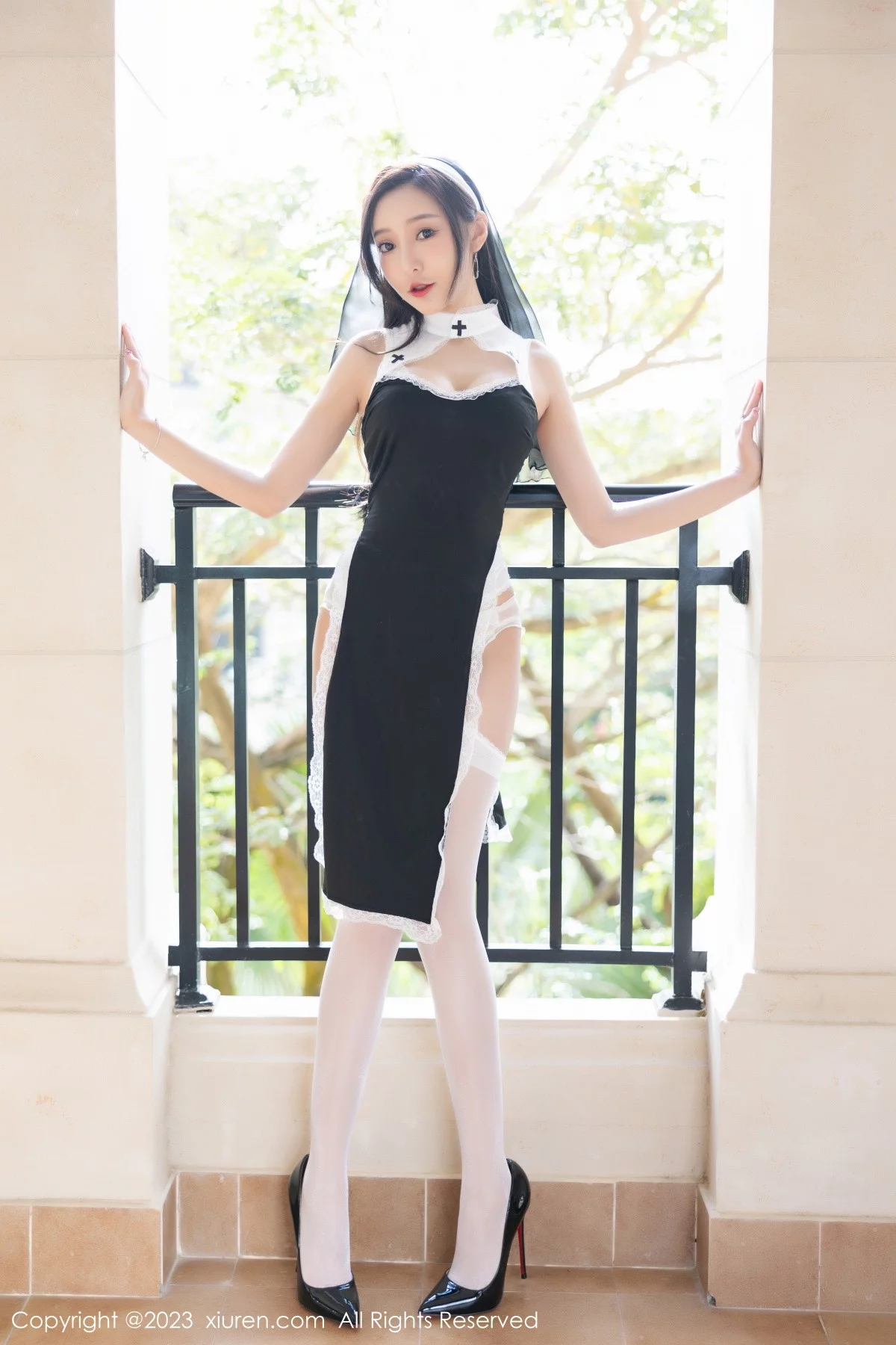 [[XiuRen秀人网]秀人网]No.6284_女神王馨瑶yanni私房半脱露白色蕾丝内衣配白丝吊袜惹火诱惑写真81P