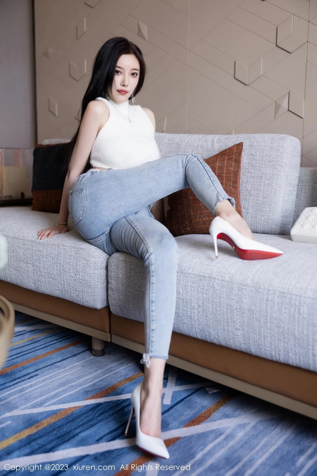 [[XiuRen秀人网]秀人网]No.6377_女神杨晨晨Yome白色短款上衣配牛仔裤秀丰腴身材完美诱惑写真80P