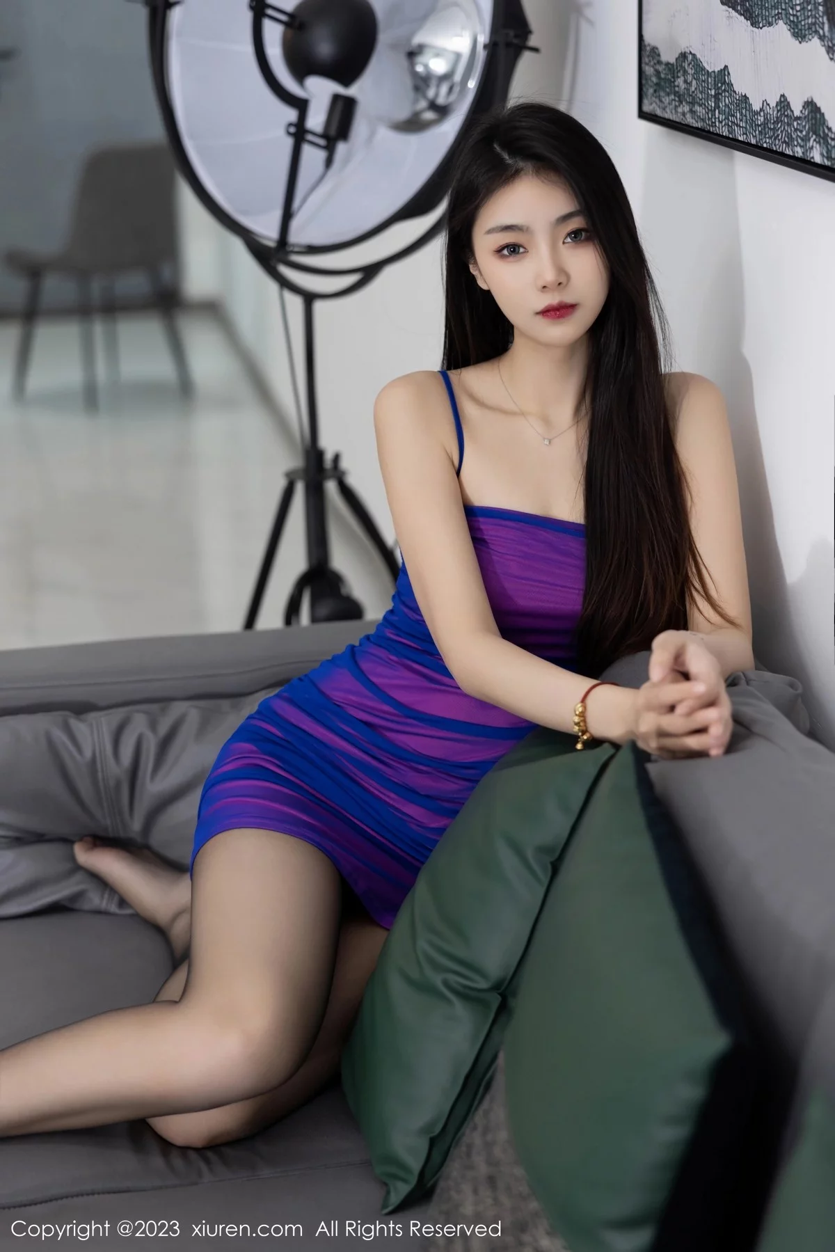 [[XiuRen秀人网]秀人网]No.6374_模特可乐Vicky性感蓝紫色吊带短裙配超薄黑丝秀美腿诱惑写真60P